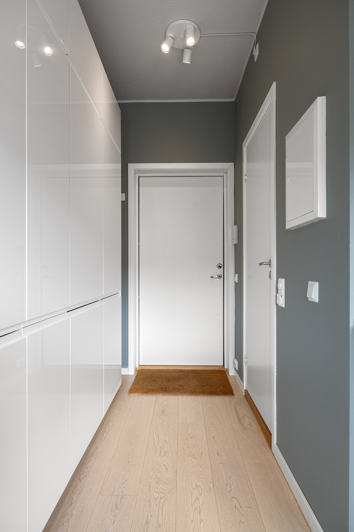 Lys entré med en-stavs eikeparkett fra 2020 og tidløst fargepalett på vegger. Galleribilde