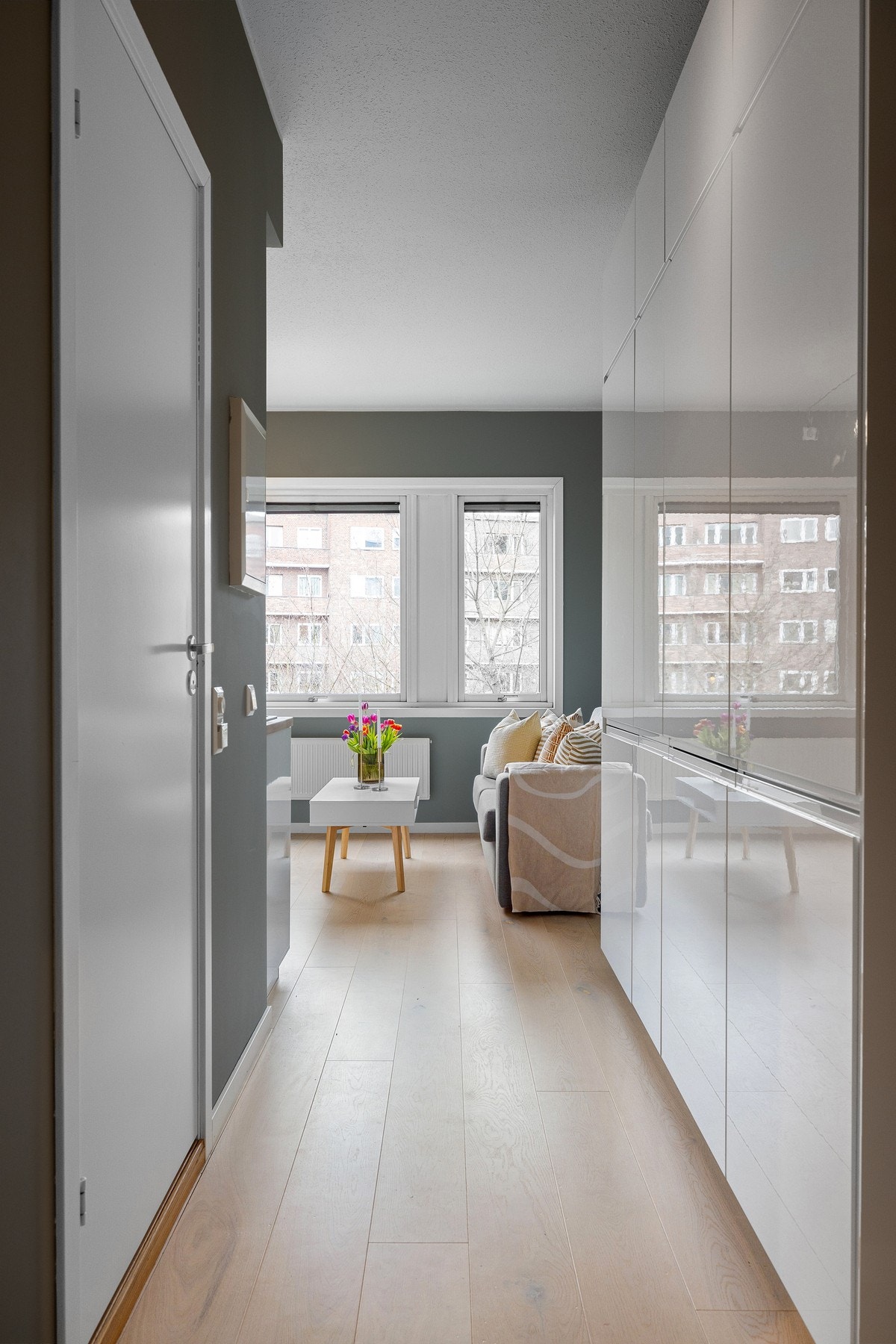 Stort garderobeskap i entréen gir rikelig med oppbevaringsplass for hele din garderobe og skotøy. Galleribilde