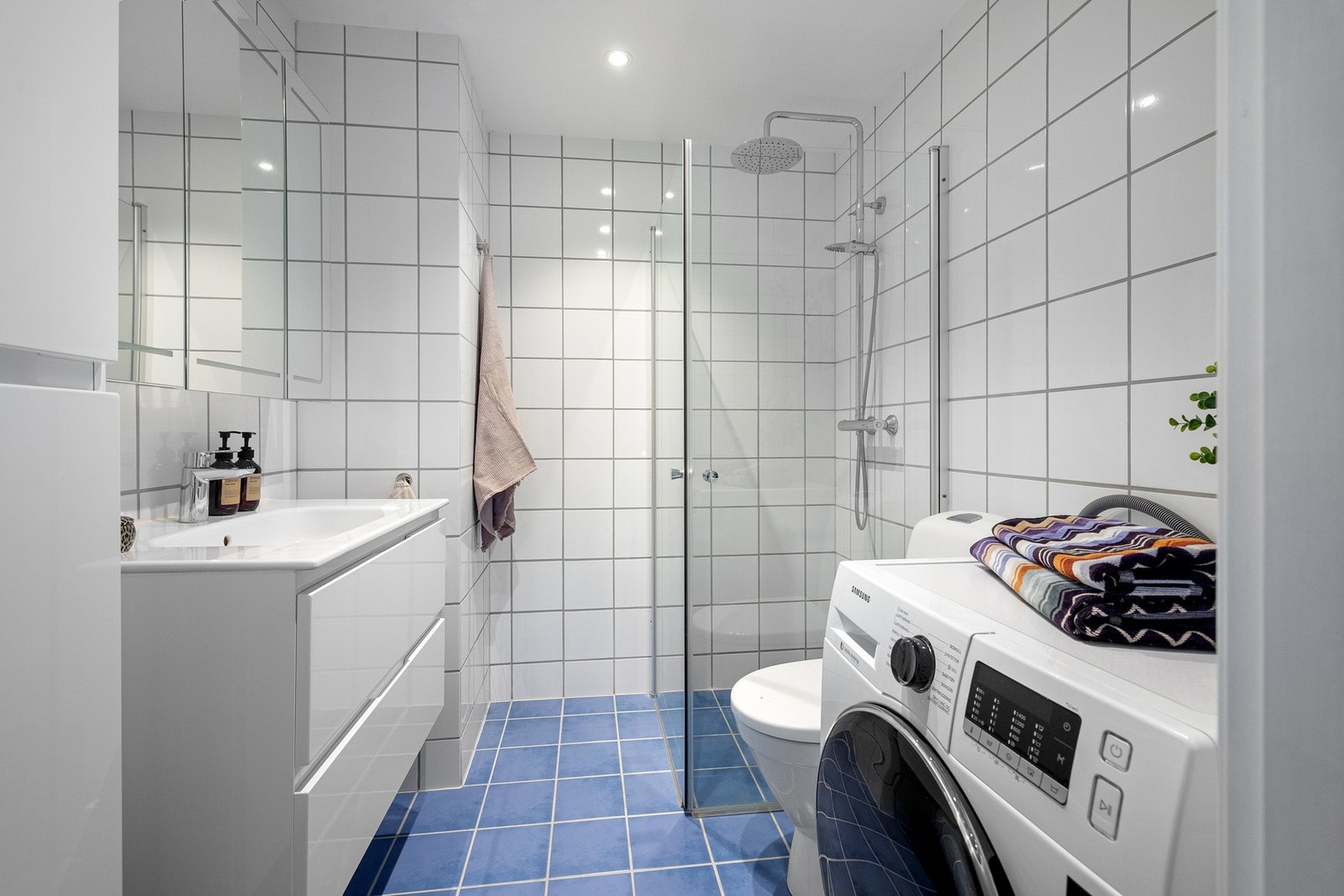 Stilrent flislagt bad med gulvvarme. Galleribilde