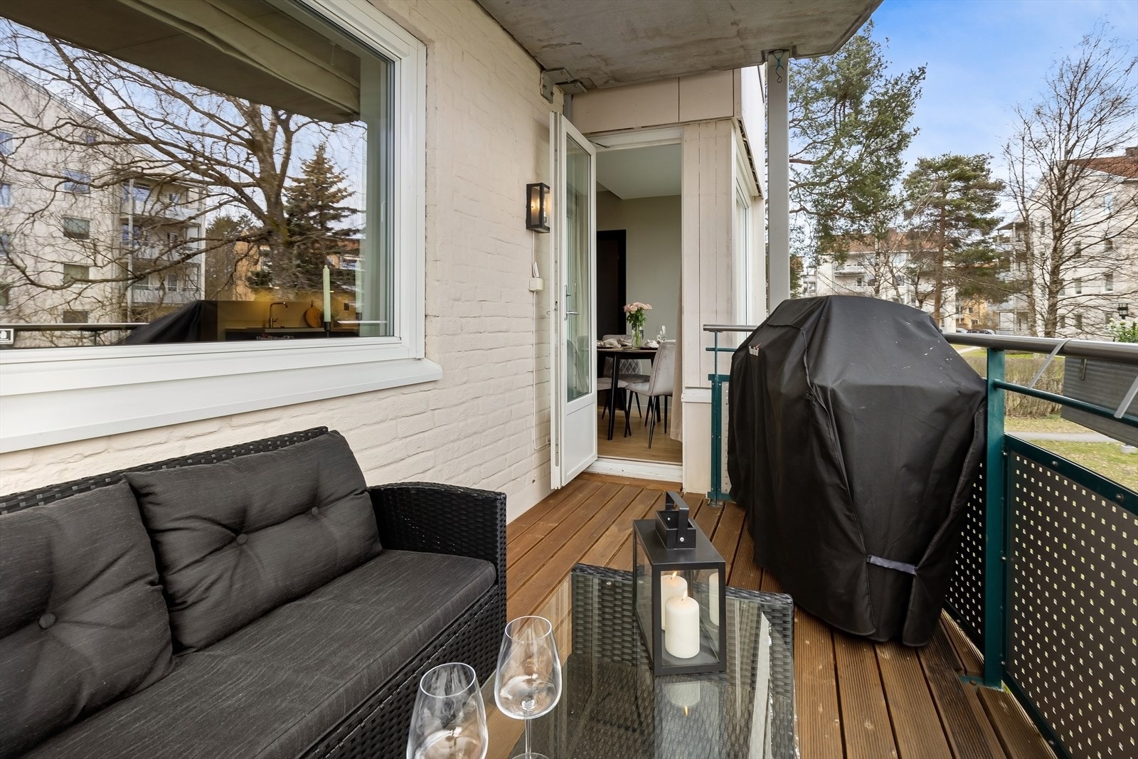 Her er det plass til sofagruppe og tillatt med gass/elektrisk grill. Galleribilde