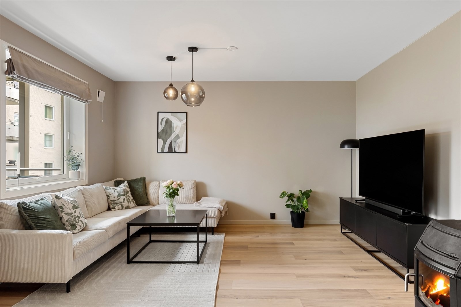 Leiligheten er omfattende oppusset i 2021 med nye overflater, nye gulv og nytt kjøkken og bad. Galleribilde