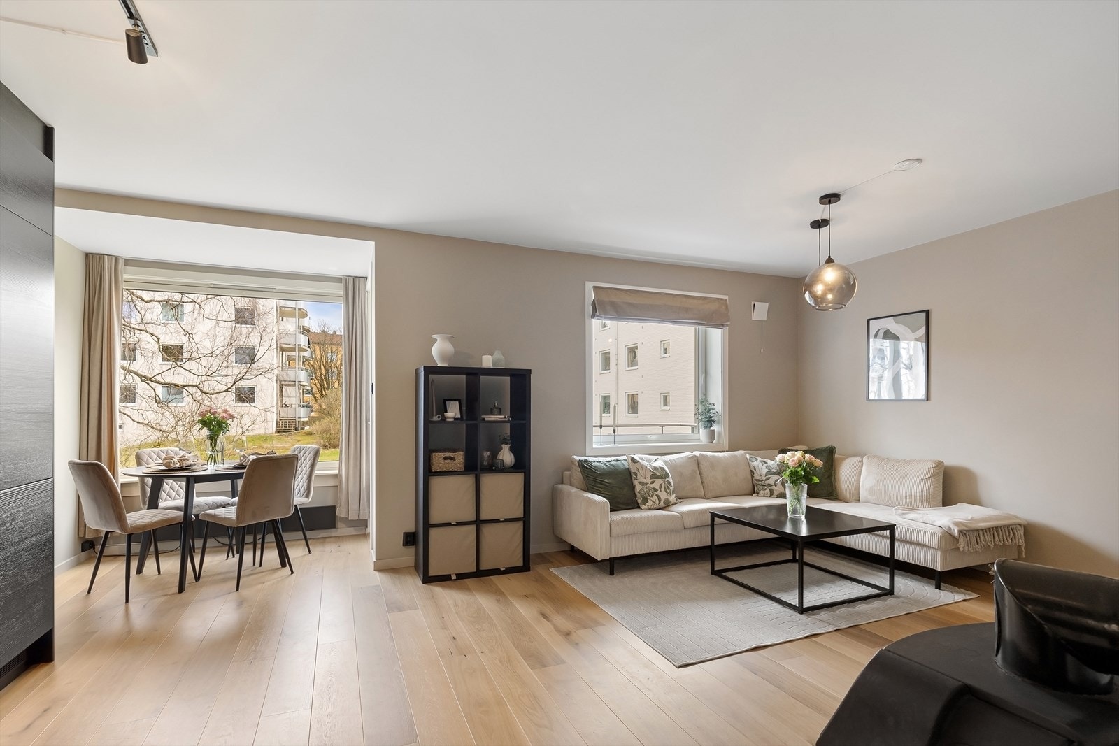 Leiligheten har en optimal planløsning med gode lys- og solforhold og inneholder åpen stue og kjøkkenløsning med god plass til sofa og spisebord. Galleribilde