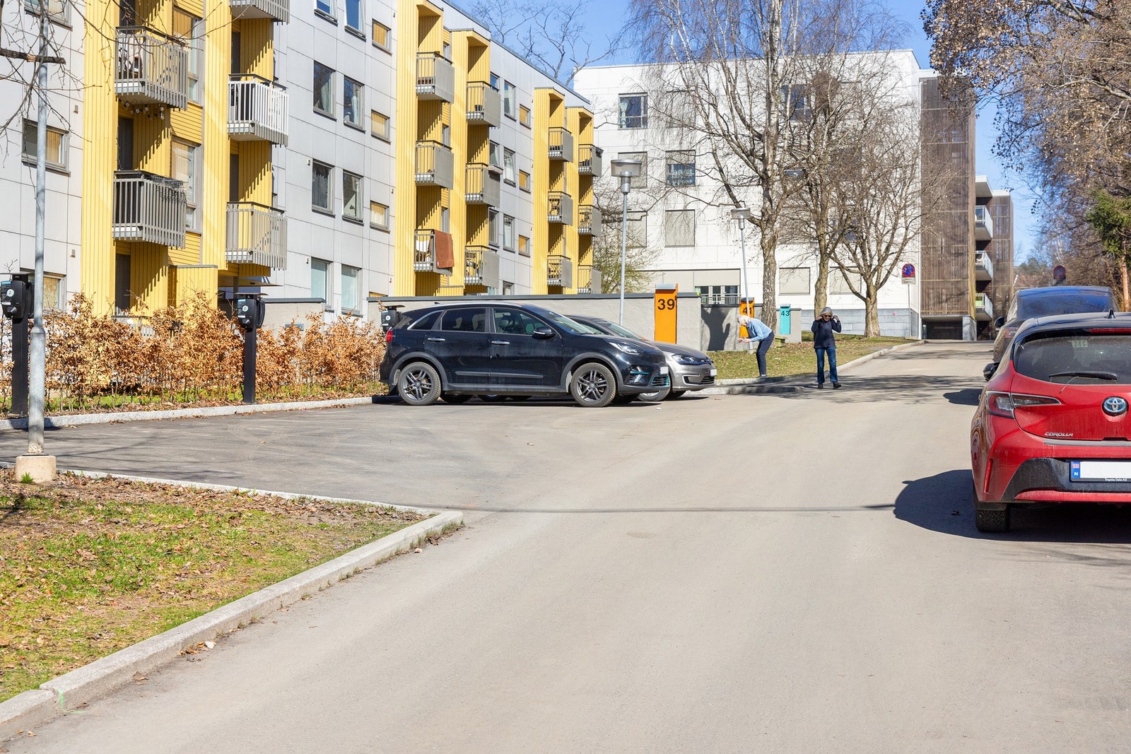 Borettslaget disponerer gaten utenfor hvor beboere kan parkere fritt. Galleribilde