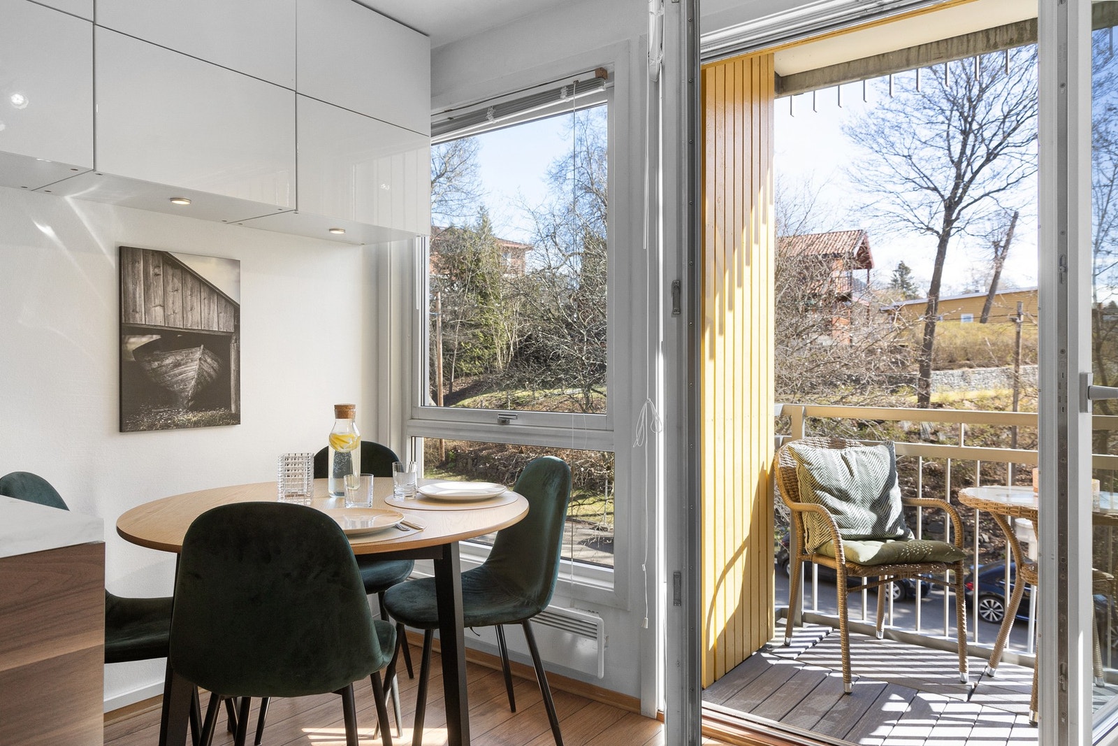 Planløsningen gir fleksible innredningsmuligheter, med naturlig plass til spisebord i forkant av kjøkkenet. Galleribilde