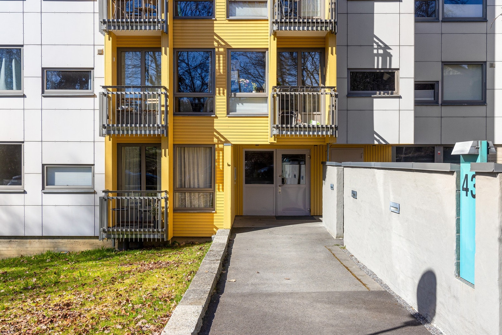 Boligen er beliggende i byggets tredje etasje med adkomst via felles trappeoppgang. Galleribilde