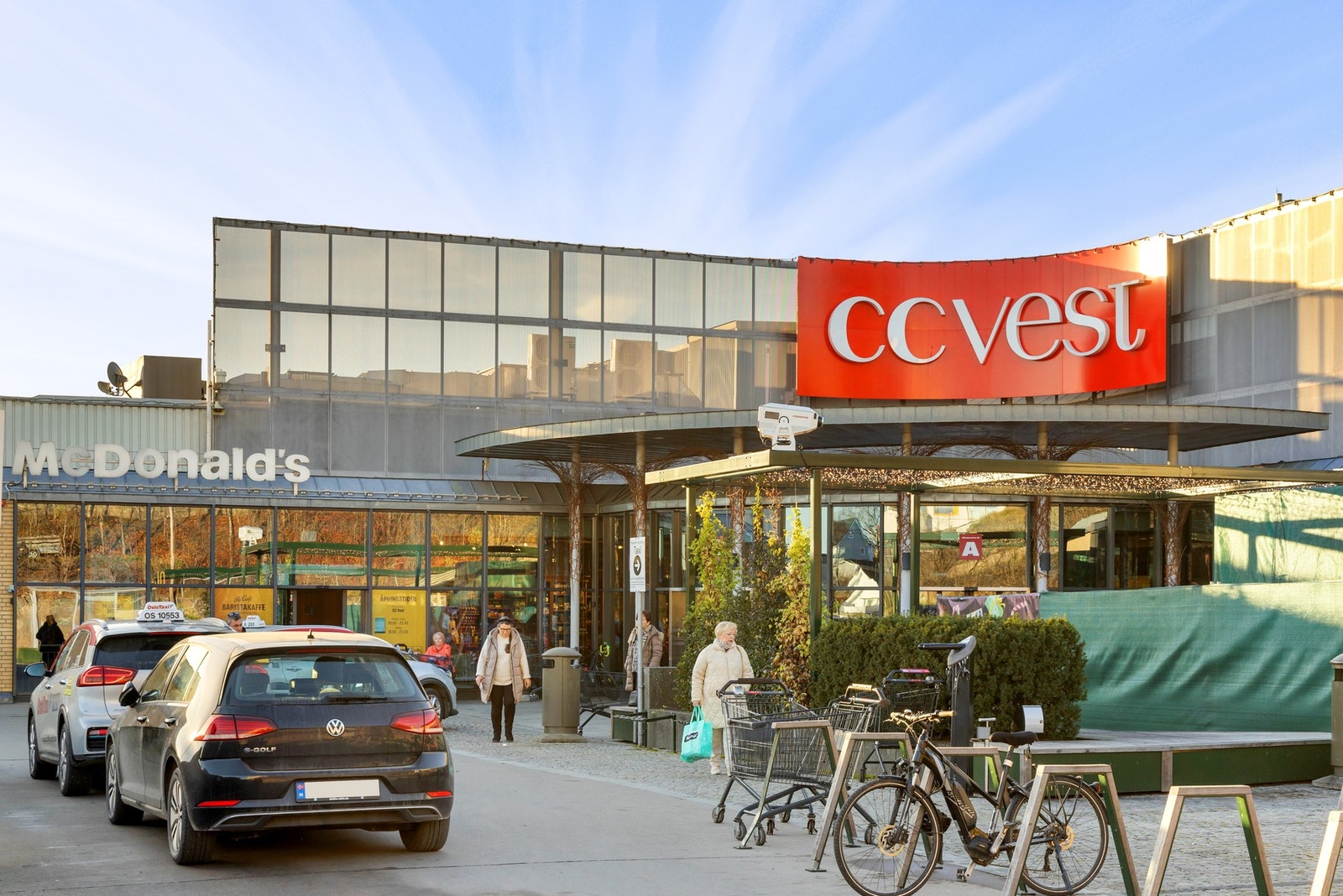 CC Vest kjøpesenter ligger kun få minutters gange unna, med et bredt utvalg av butikker, spisesteder, apotek, Vinmonopol, treningssenter og dagligvare med rikholdig sortiment. Galleribilde