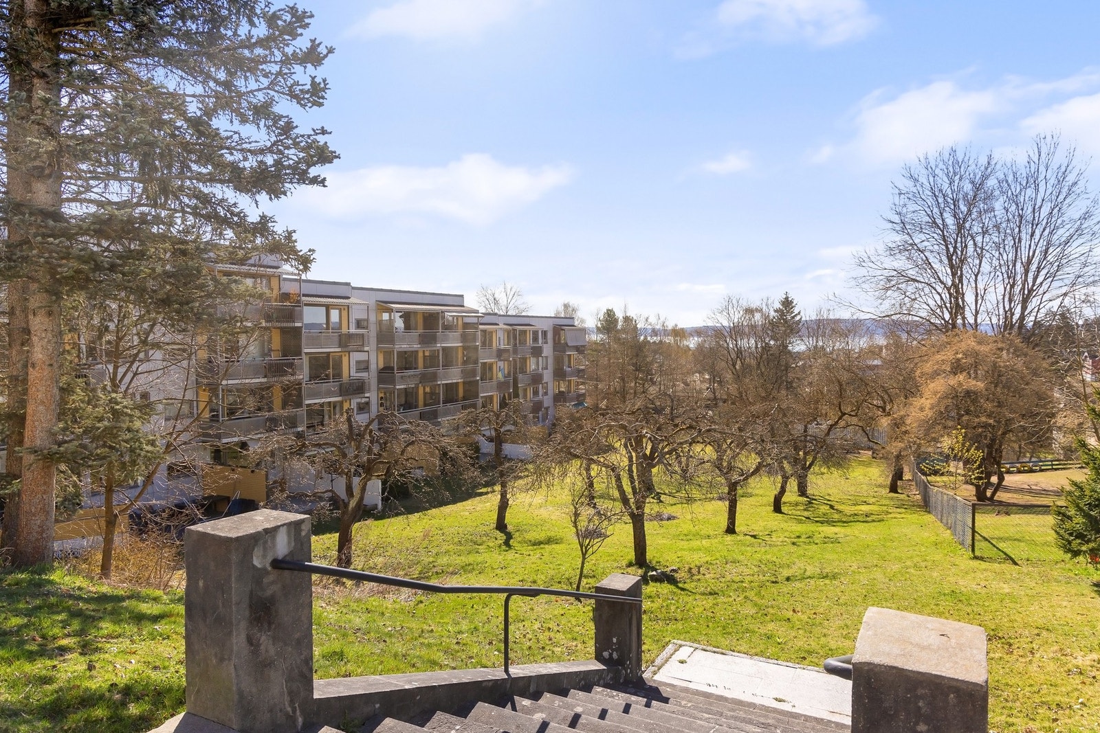 Ikke bare har du en egen balkong, men også tilgang på en idyllisk bakhage. Galleribilde