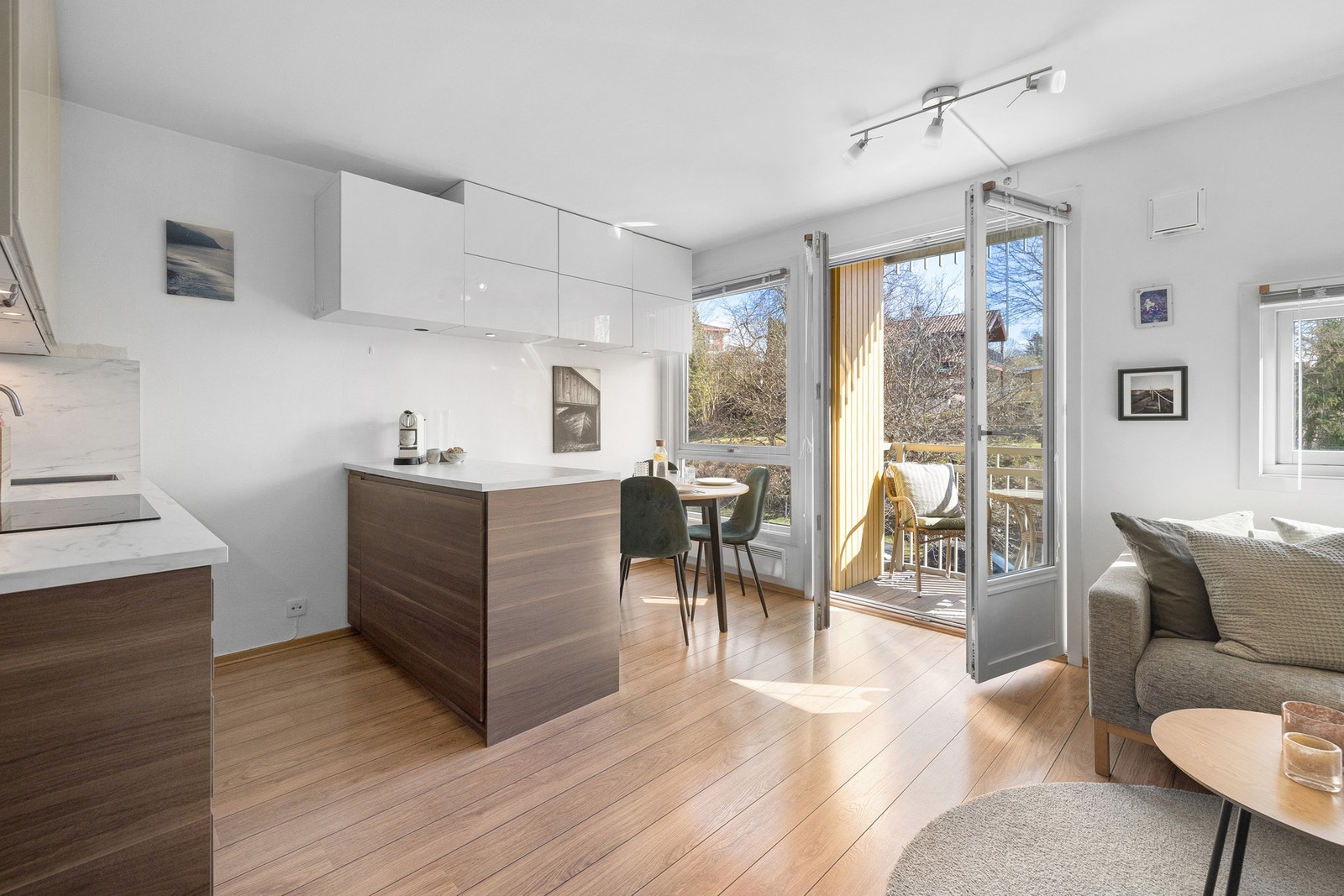 Leiligheten har en praktisk planløsning og store vindusflater som gir godt med sollys inn. Galleribilde
