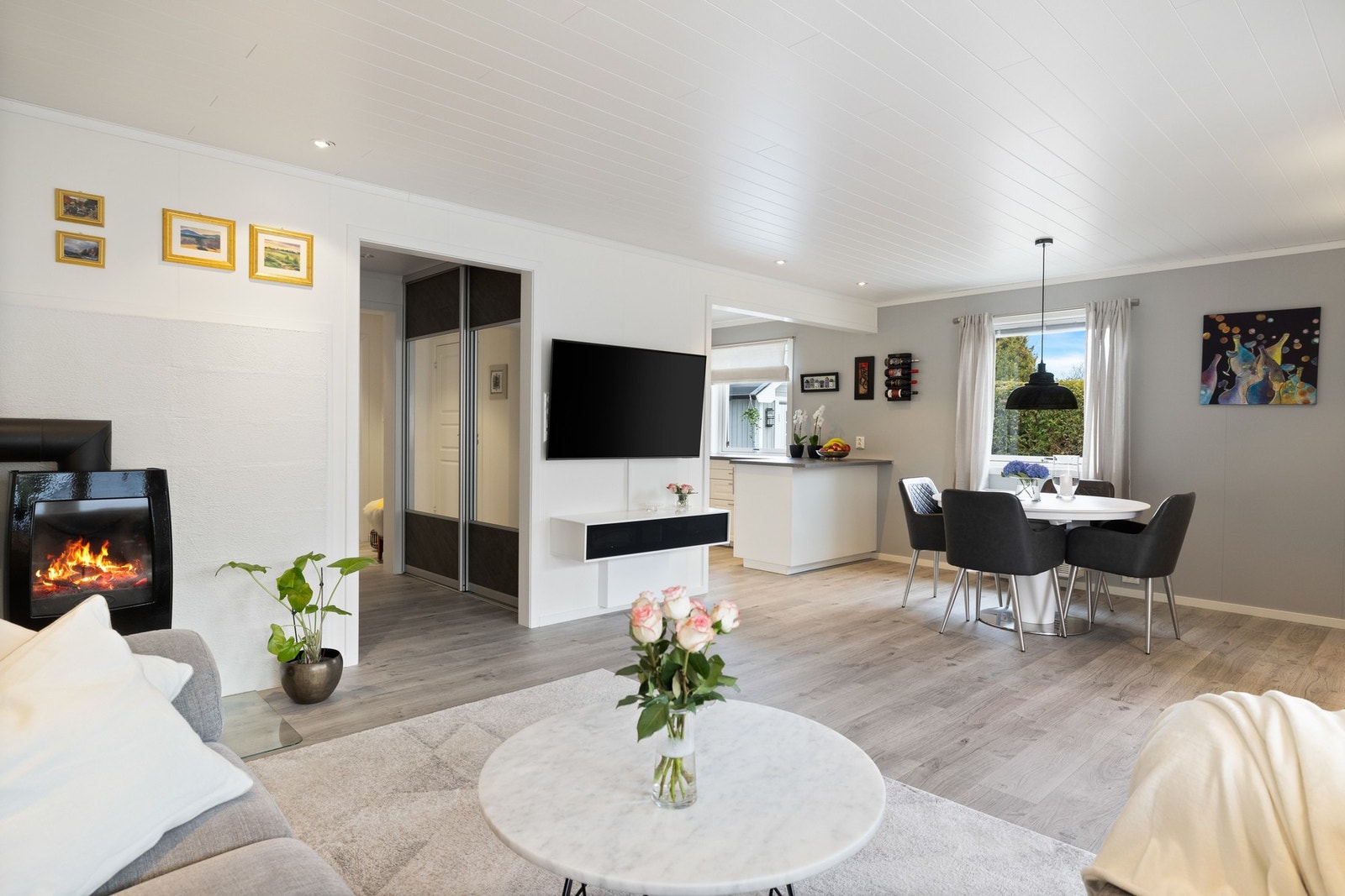 På dagtid oppleves stuen behagelig lys siden vindusflatene vender i sydlig og vestlig retning og dermed slipper inn gode mengder naturlig lys. Galleribilde