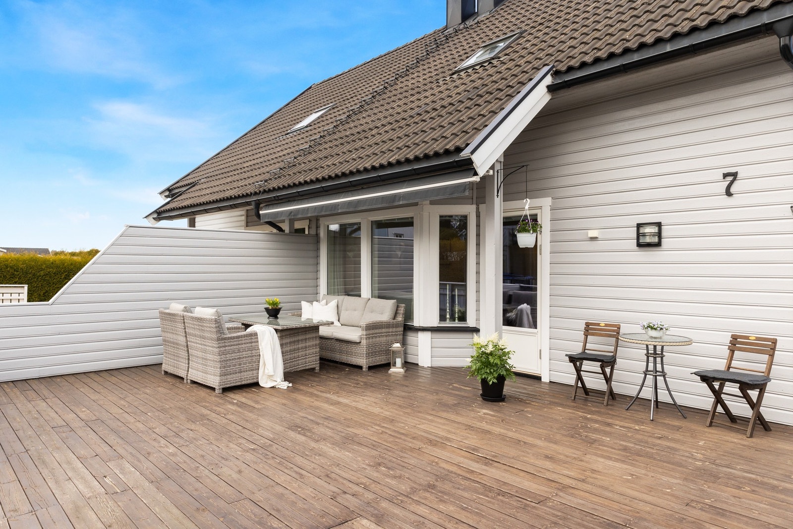 Fra stue/kjøkken er det utgang til en romslig terrasse på hele 45m² - perfekt for både avslapning og sosiale sammenkomster. Galleribilde