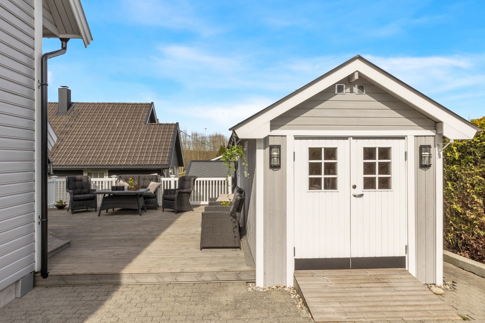 Utvendig bod ved inngangspartiet har innlagt strøm med lys og stikkontakter. Galleribilde