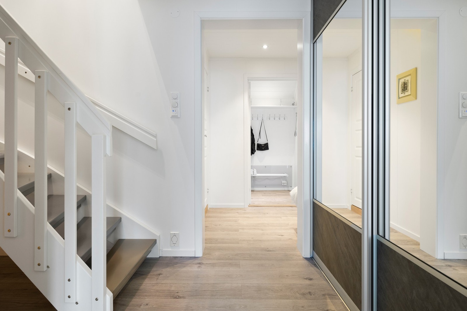 En stor skyvedørsgarderobe byr på masse plass til yttertøy, sko og vesker. Galleribilde