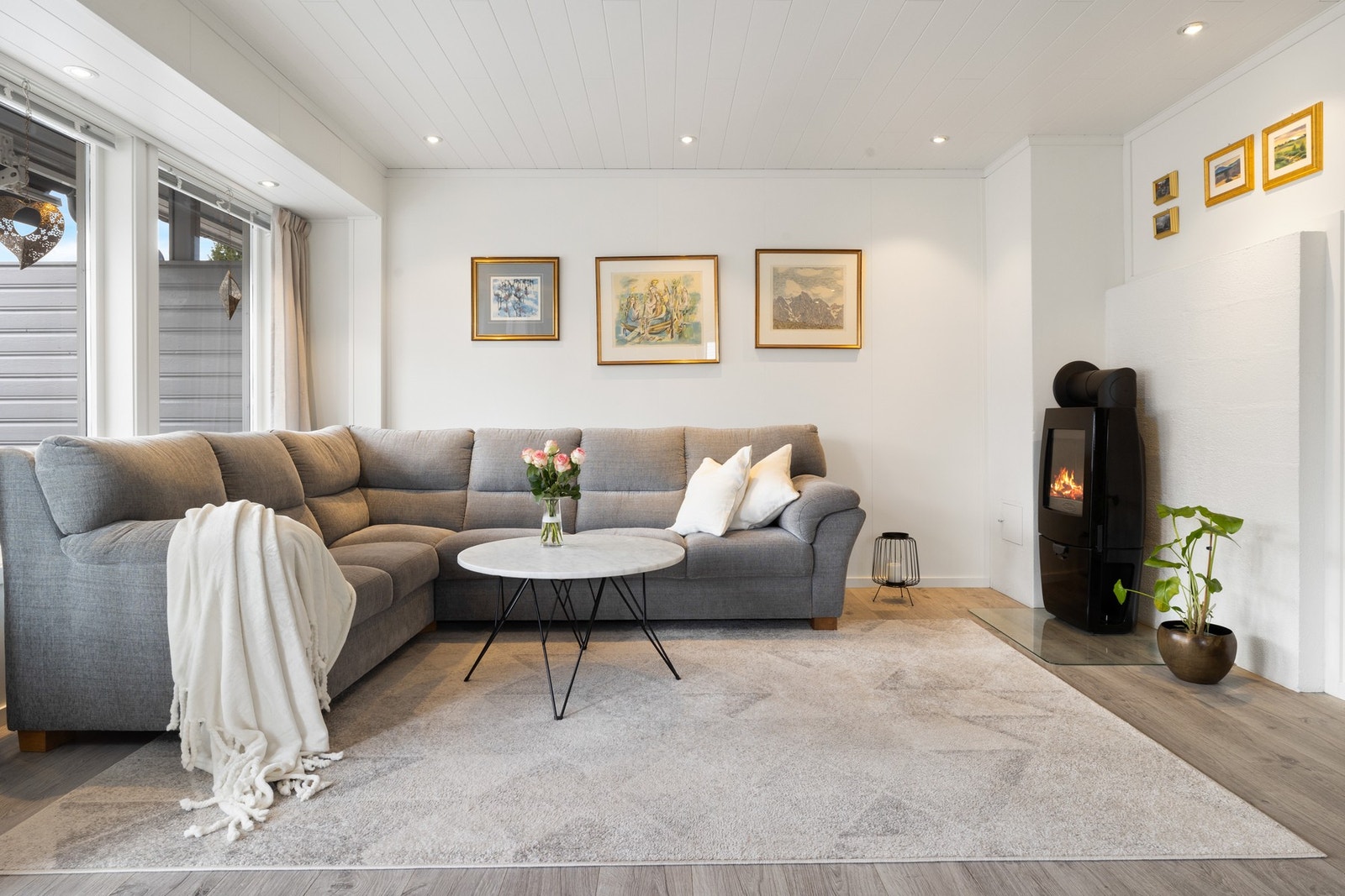 Stuen innbyr til sosiale sammenkomster og hyggelige kvelder med familien. Galleribilde