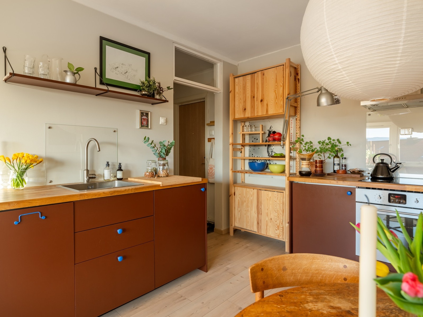 Kjøkkenet er innredet med oppvaskmaskin, stekeovn, koketopp og benkekjøleskap. Galleribilde