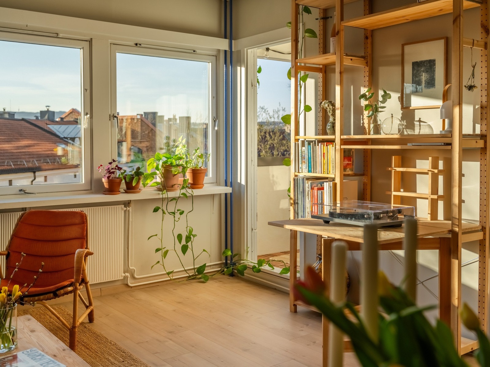 Nivået med de varme hustakene gir en tilknytning med bygulvet, samtidig som det er himmel så langt øyet kan se. Går an å drømme seg bort her! Galleribilde