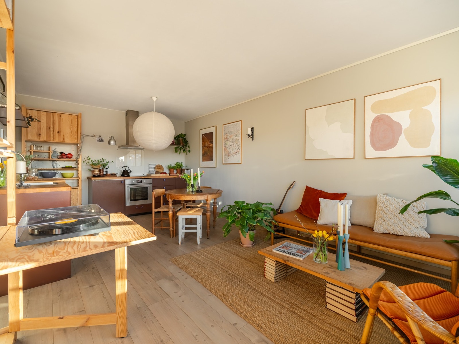 Det ville vært unaturlig å beskrive stuen uten å nevne kjøkkenet, for disse rommene henger fint sammen i en sosial løsning. Galleribilde