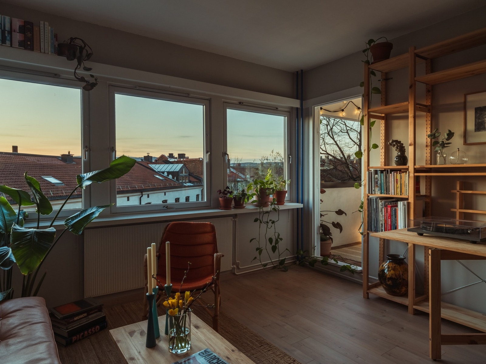 Utenfor stuevinduene ligger Oslo: Murgårdene på Grünerløkka, Gamle Aker kirke, og bak der Holmenkollen, grønne skoger og marka. Galleribilde