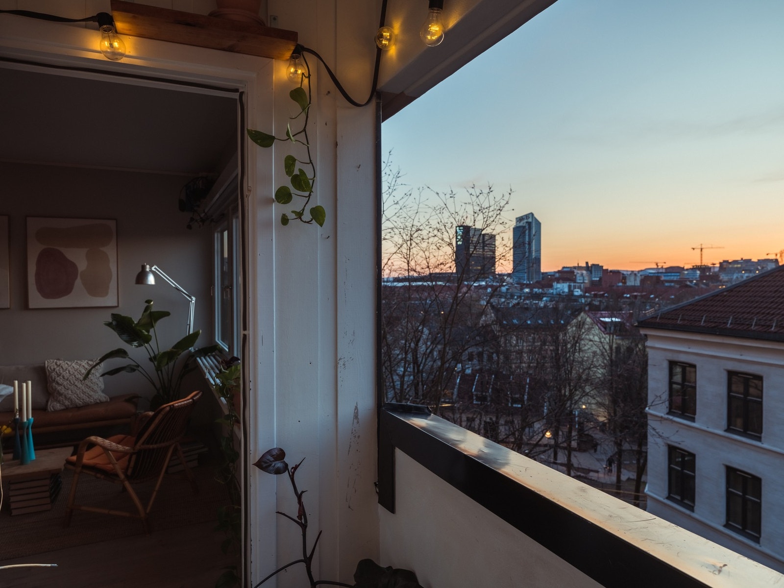 Selger informerer om at solen titter frem ca. 15:00 på sommeren før den takker for seg ved solnedgang. Galleribilde