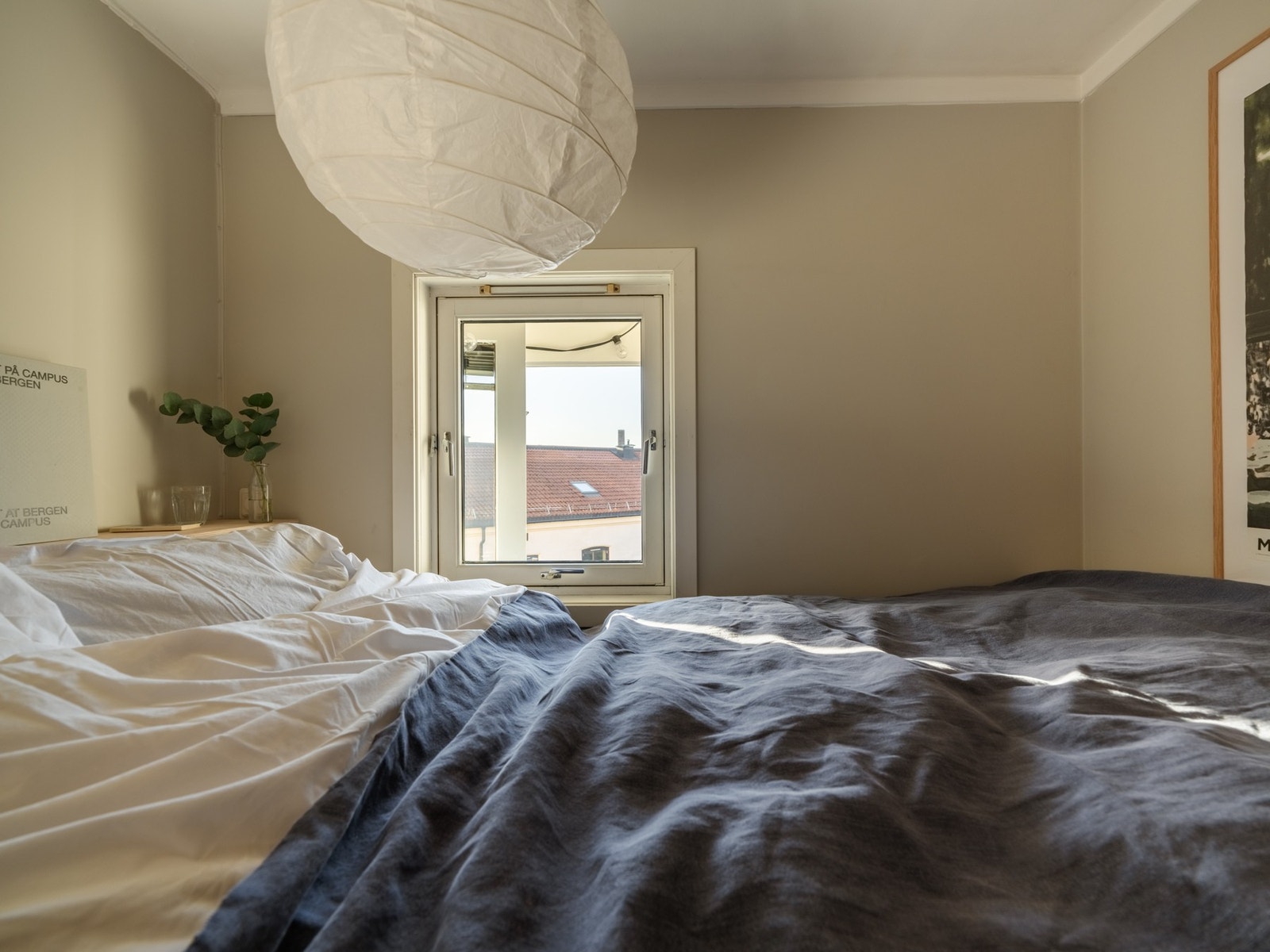 Selger skriver: "Jeg serverer ofte samboeren kaffe på sengen fra balkongen mens jeg står og ser på byen våkne til liv". Galleribilde