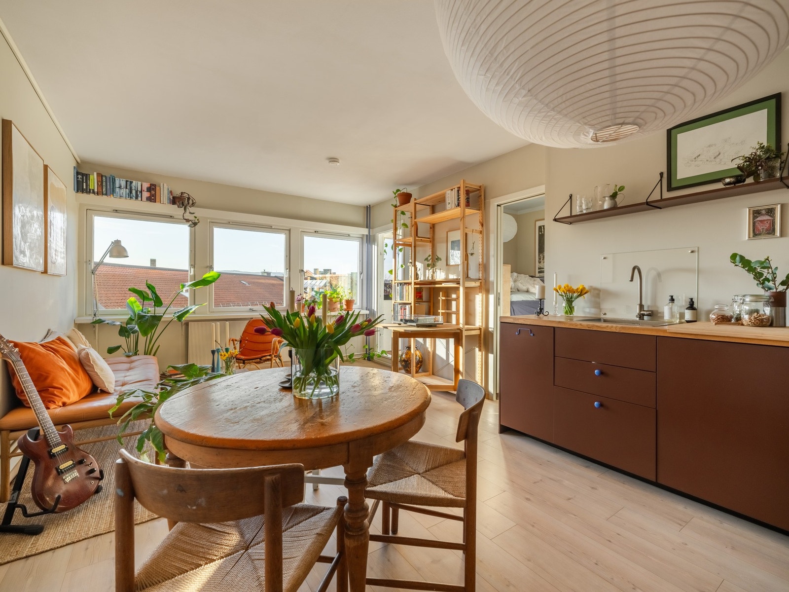 Fra stuen er det ingen innsyn men mye utsyn til både nært og fjernt og på flere nivåer. Absolutt noe som må oppleves! Galleribilde