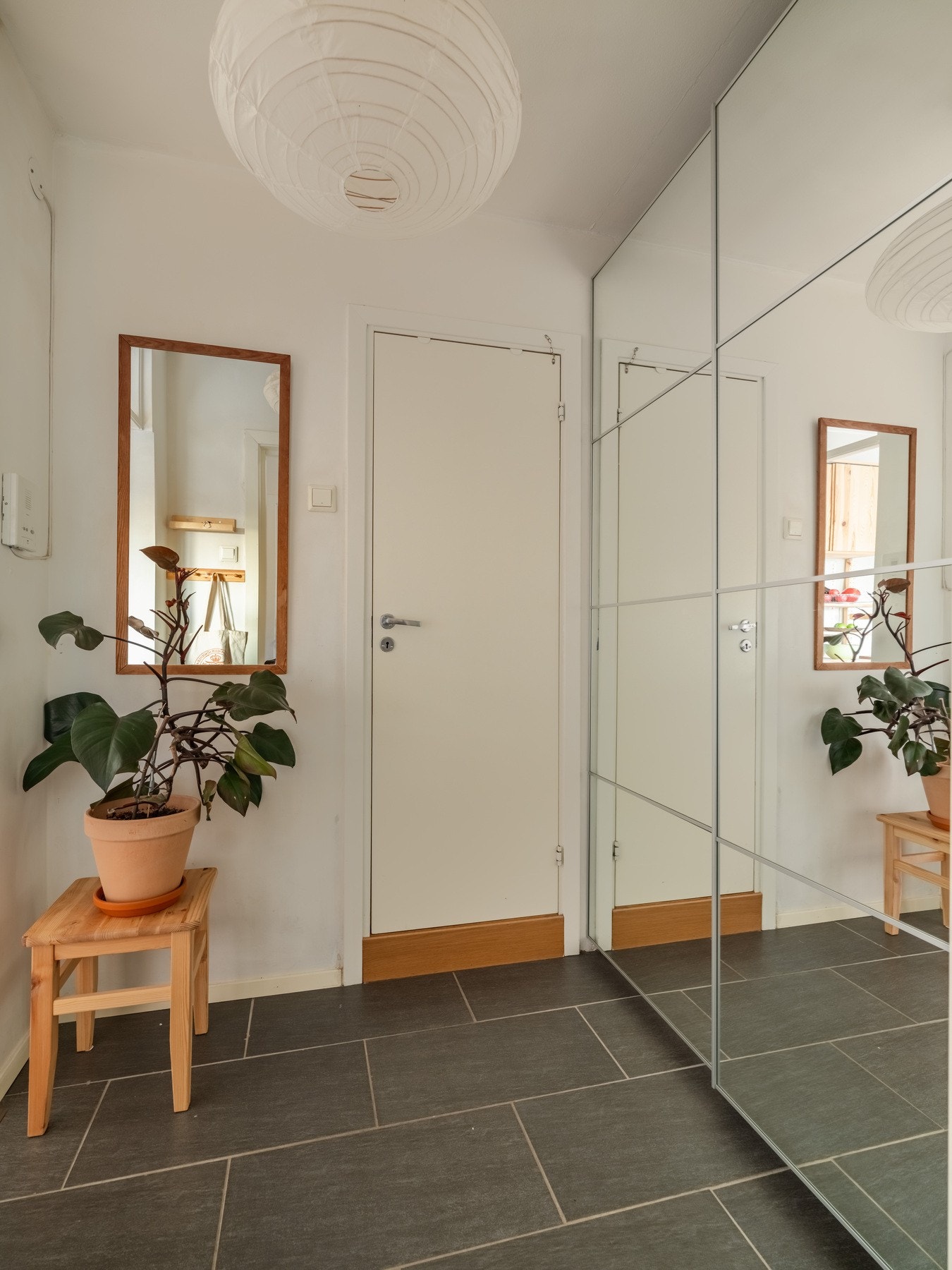 Det er rikelig med oppbevaringsplass i stor skyvedørsgarderobe. Fra entreen finner vi inngangen til badet. Galleribilde