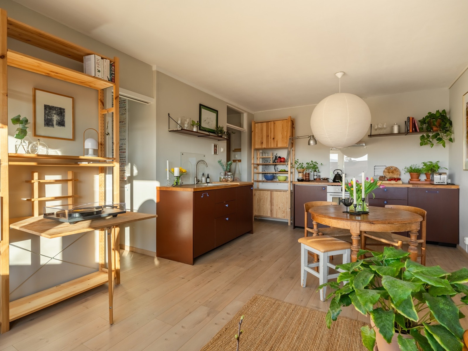 Fra stuen finner vi inngangen til sovealkoven. Galleribilde