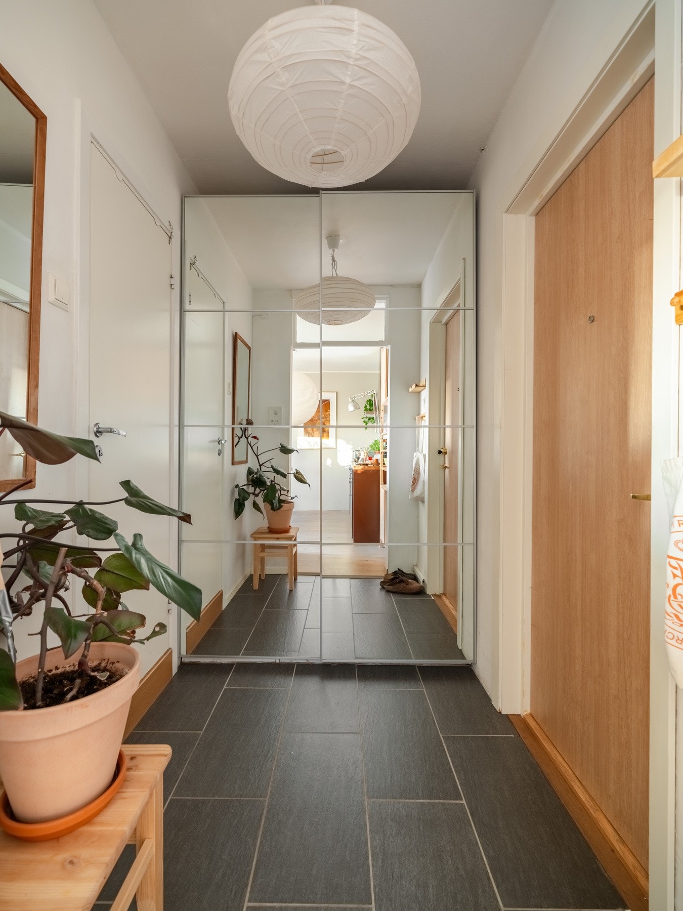 Entreen oppleves som romslig og fin, og gir et godt førsteinntrykk av leiligheten. Galleribilde