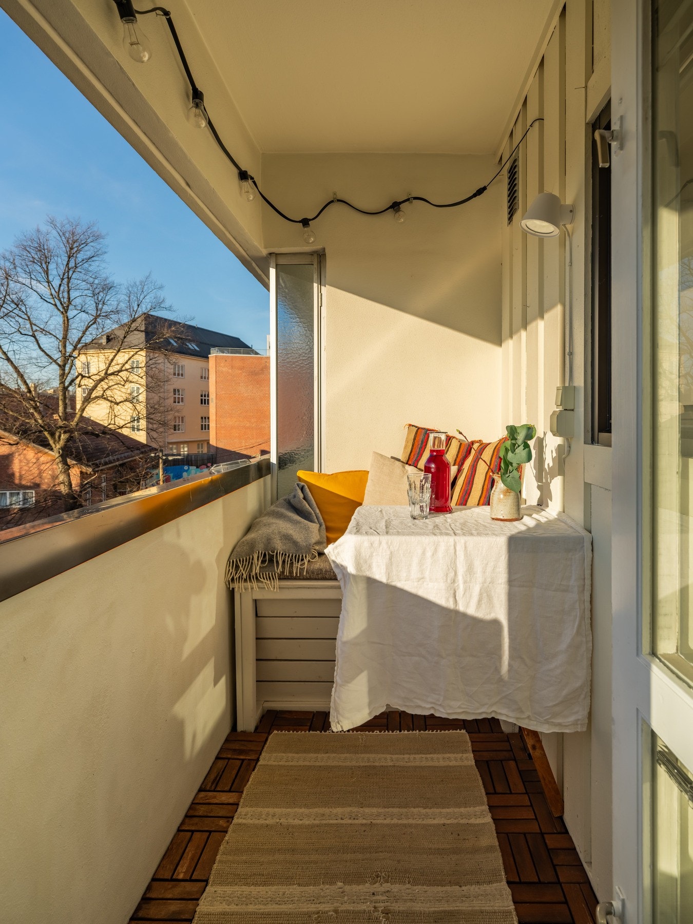 Ettersom balkongen er overbygd, oppleves den som en integrert del av leiligheten. Den blir i hvert fall en fin forlengelse av stuen i sommerhalvåret. Galleribilde