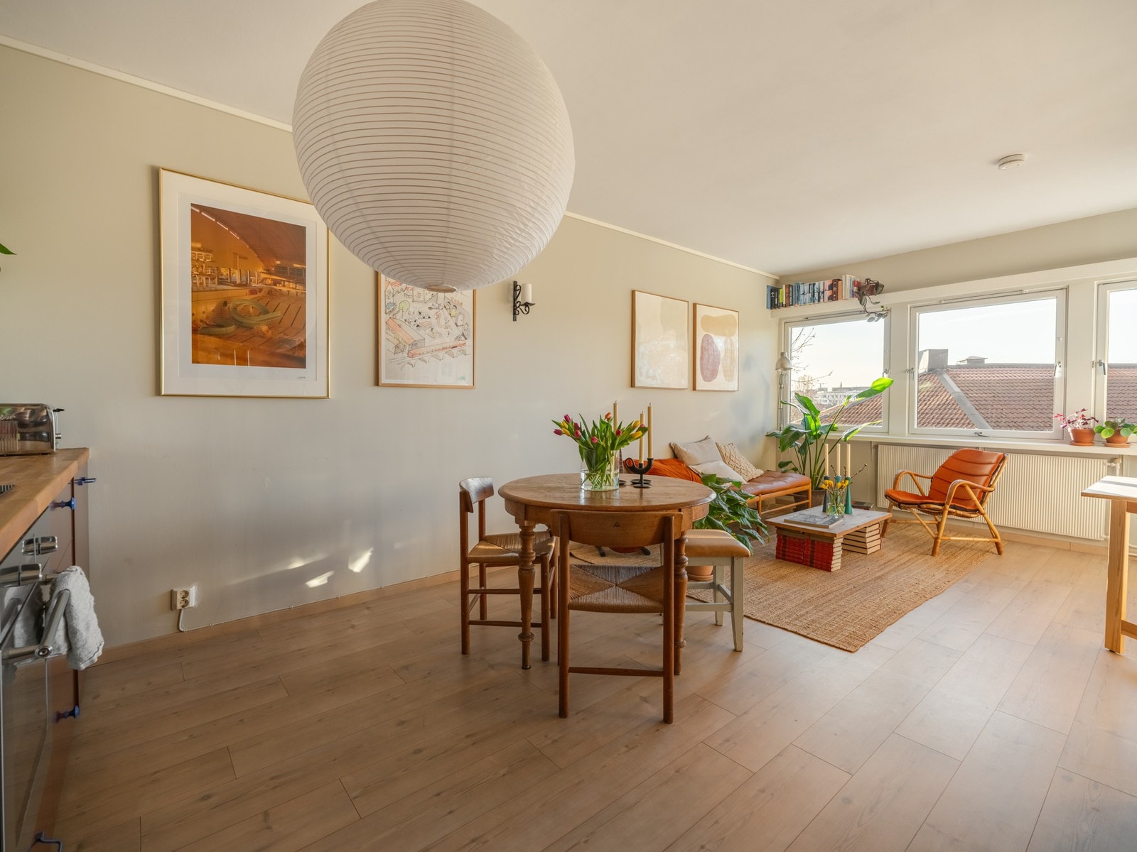 Vi fortsetter i det store og gode oppholdsrommet. Her er det mengder av plass til både større sofagruppe og spisebord. Galleribilde