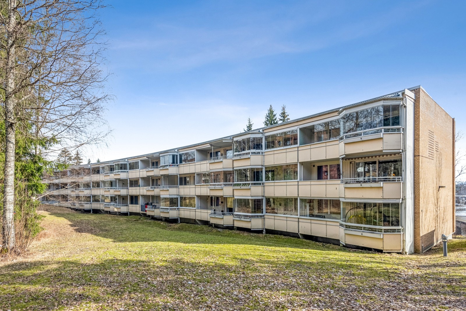 Fasade med balkongside mot vest. Galleribilde