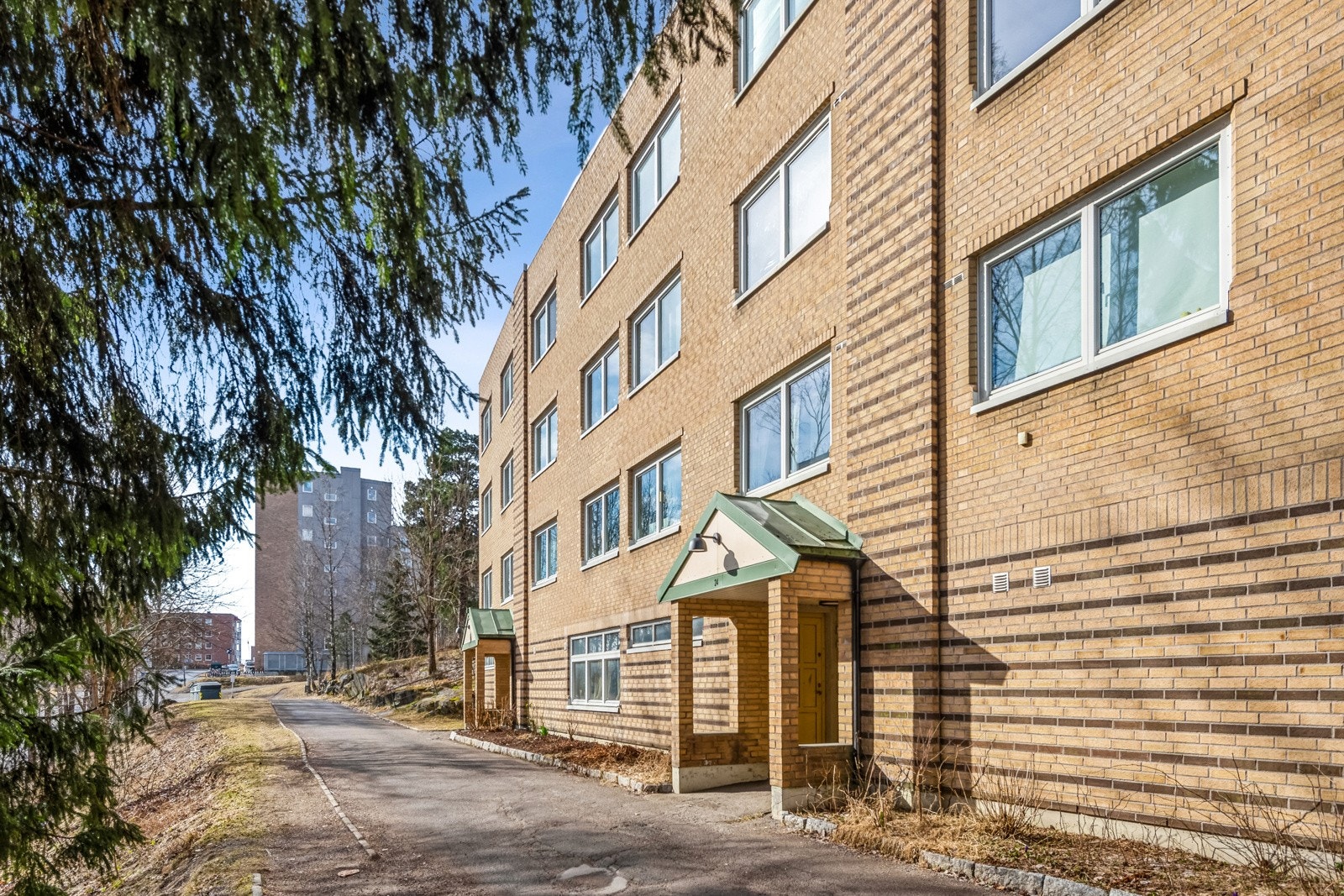 Fasade med inngangsparti. Leiligheten ligger fint til i 2. etasje. Galleribilde