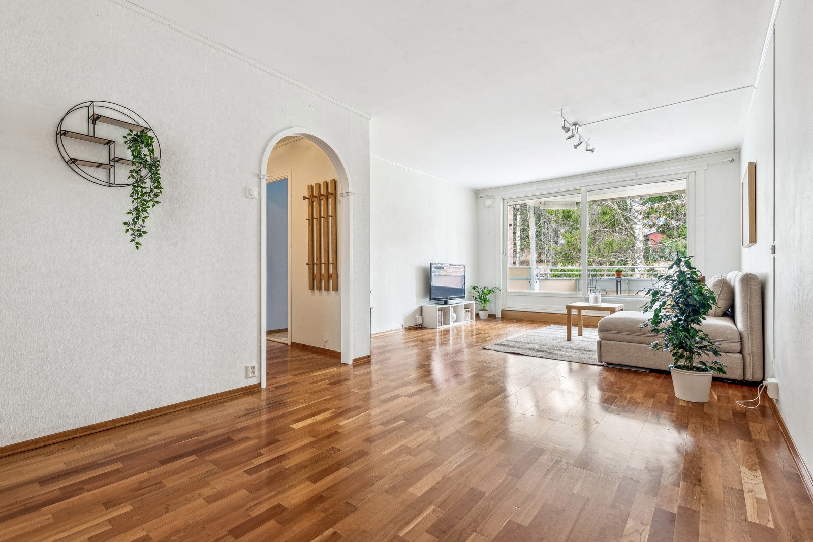 Stor og luftig stue med plass til både sittegruppe og spisebord. Galleribilde