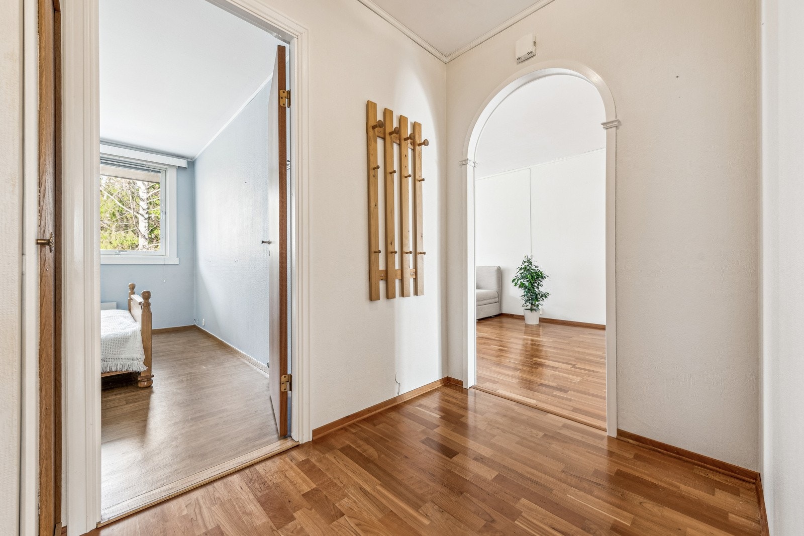 Velkommen inn i en romslig entré fin plass til yttertøy og sko. Galleribilde