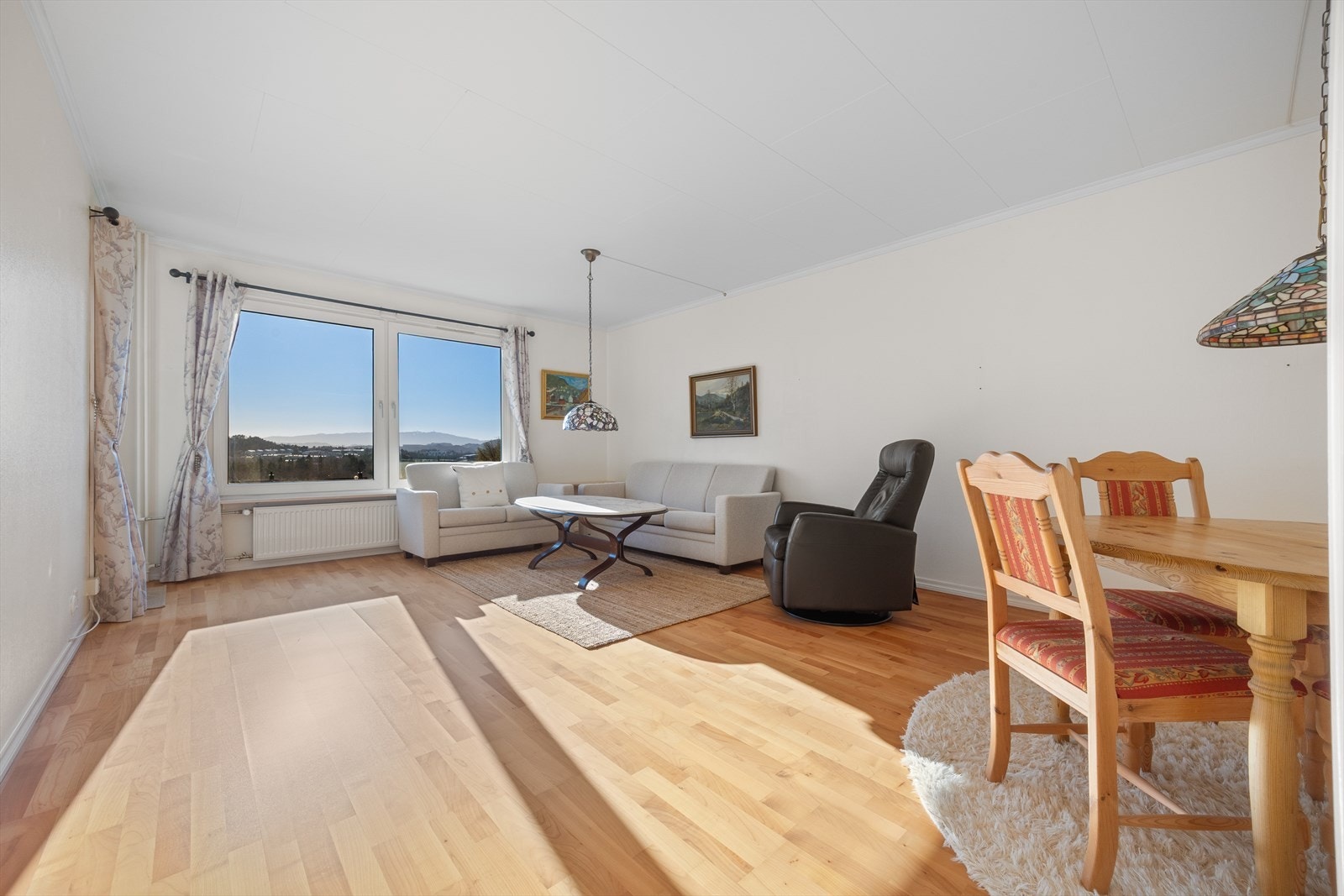 Romslig stue med god plass til ønsket sitte- og spisegruppe Galleribilde