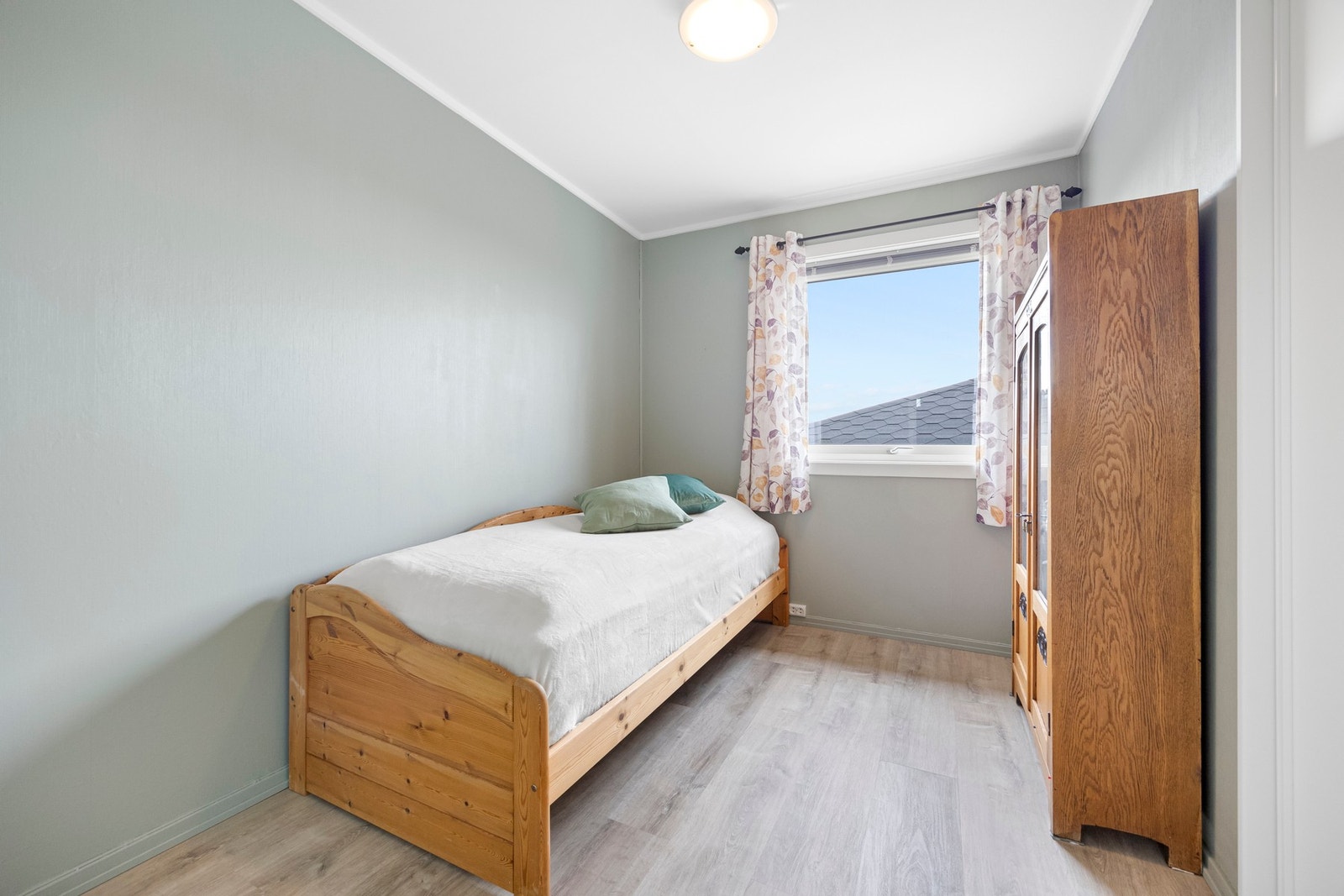 Soverom 4 har skyvedørsgarderobe og oppussede flater Galleribilde