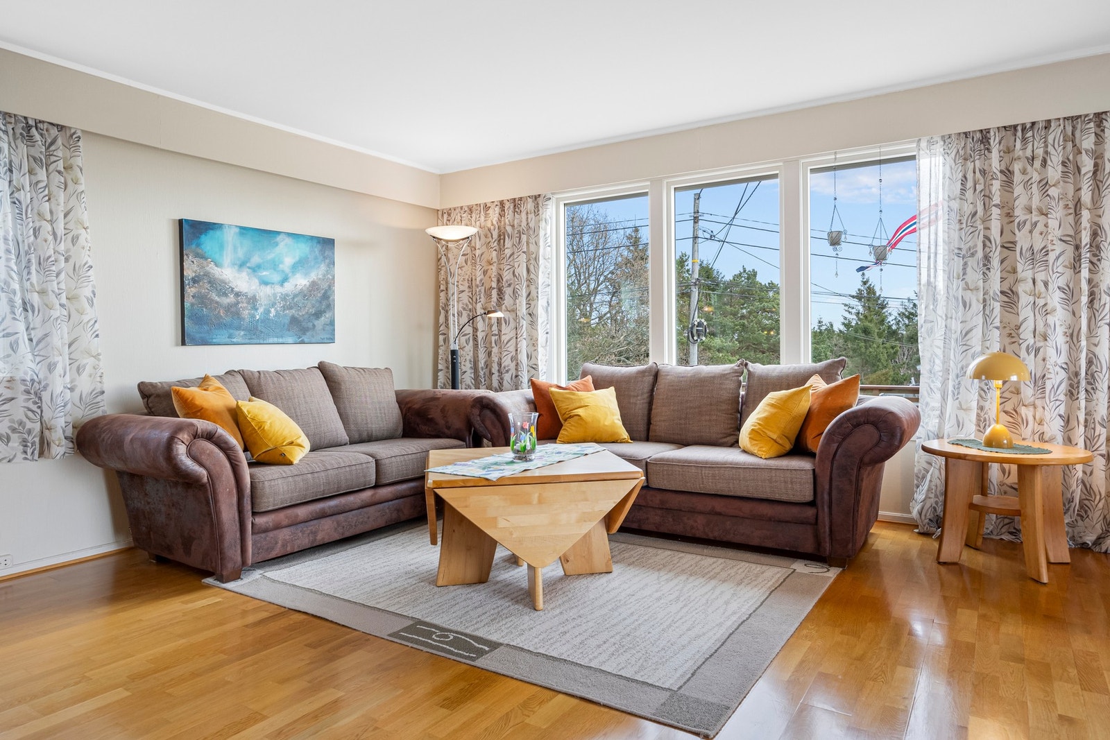 Utvendige screens fra 2022 med fjernkontroll på vinduene ved sofagruppa Galleribilde