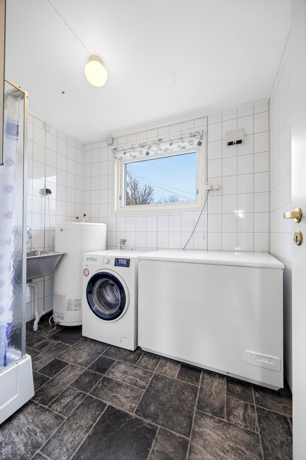 Eget vaskerom med dusj og utslagsvask i underetasjen Galleribilde