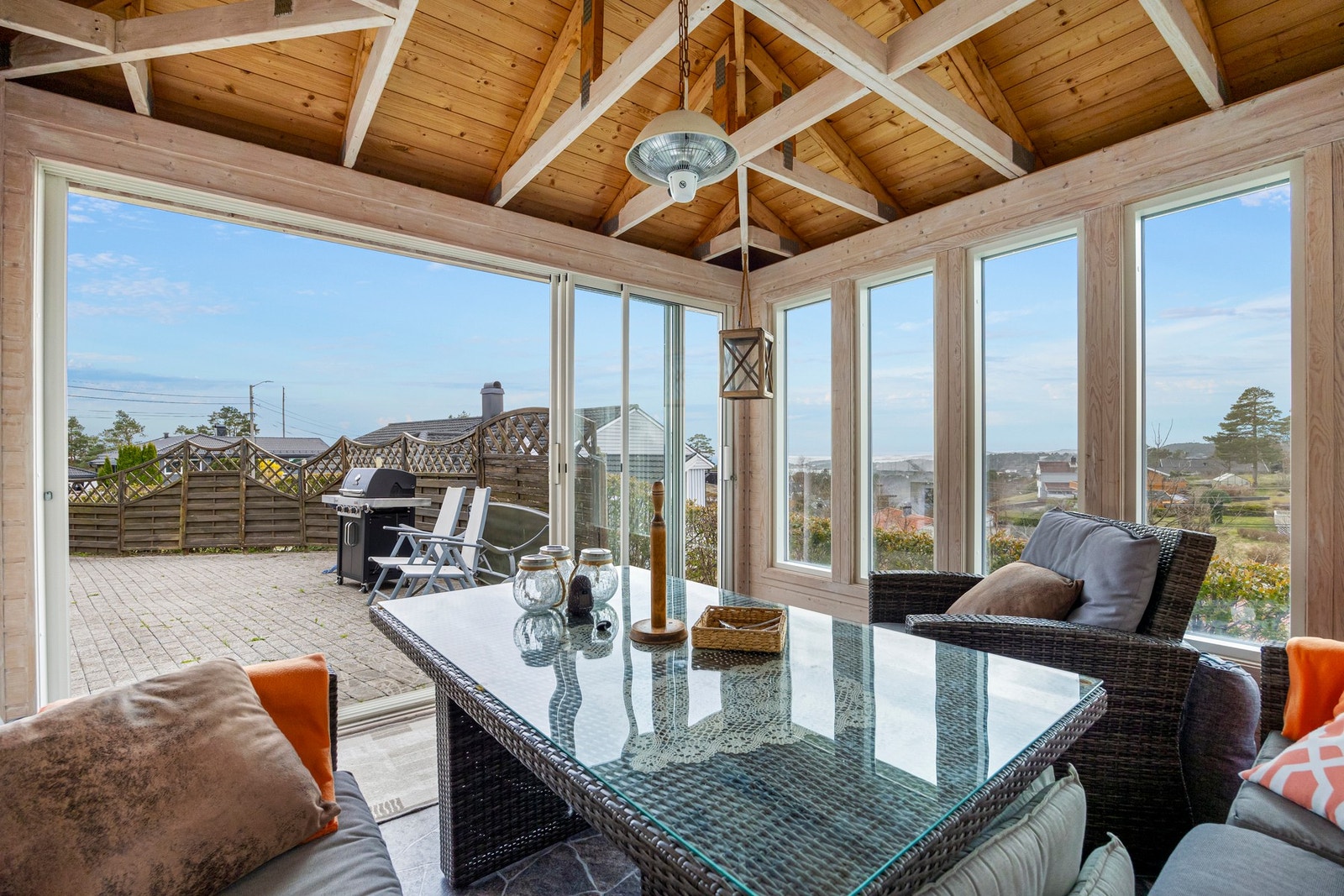 Sommerstua fungerer perfekt til sene kvelder på sommerhalvåret og ypperlig til oppbevaring resten av året Galleribilde