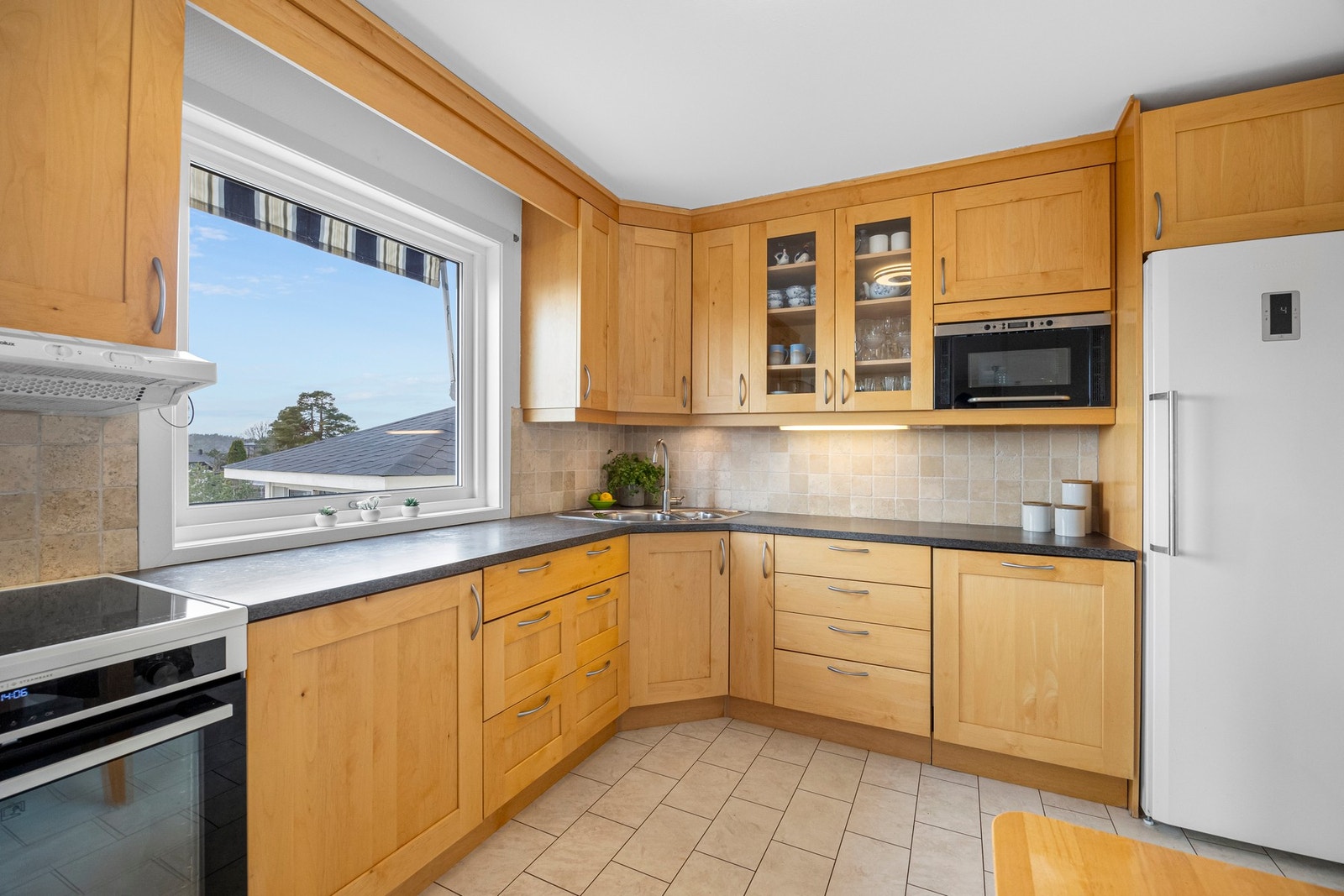 Kjøkkenet(Strai) ble pusset opp og åpnet opp mot stuen i 2007. Det er integrert oppvaskmaskin og mikrobølgeovn som følger med Galleribilde