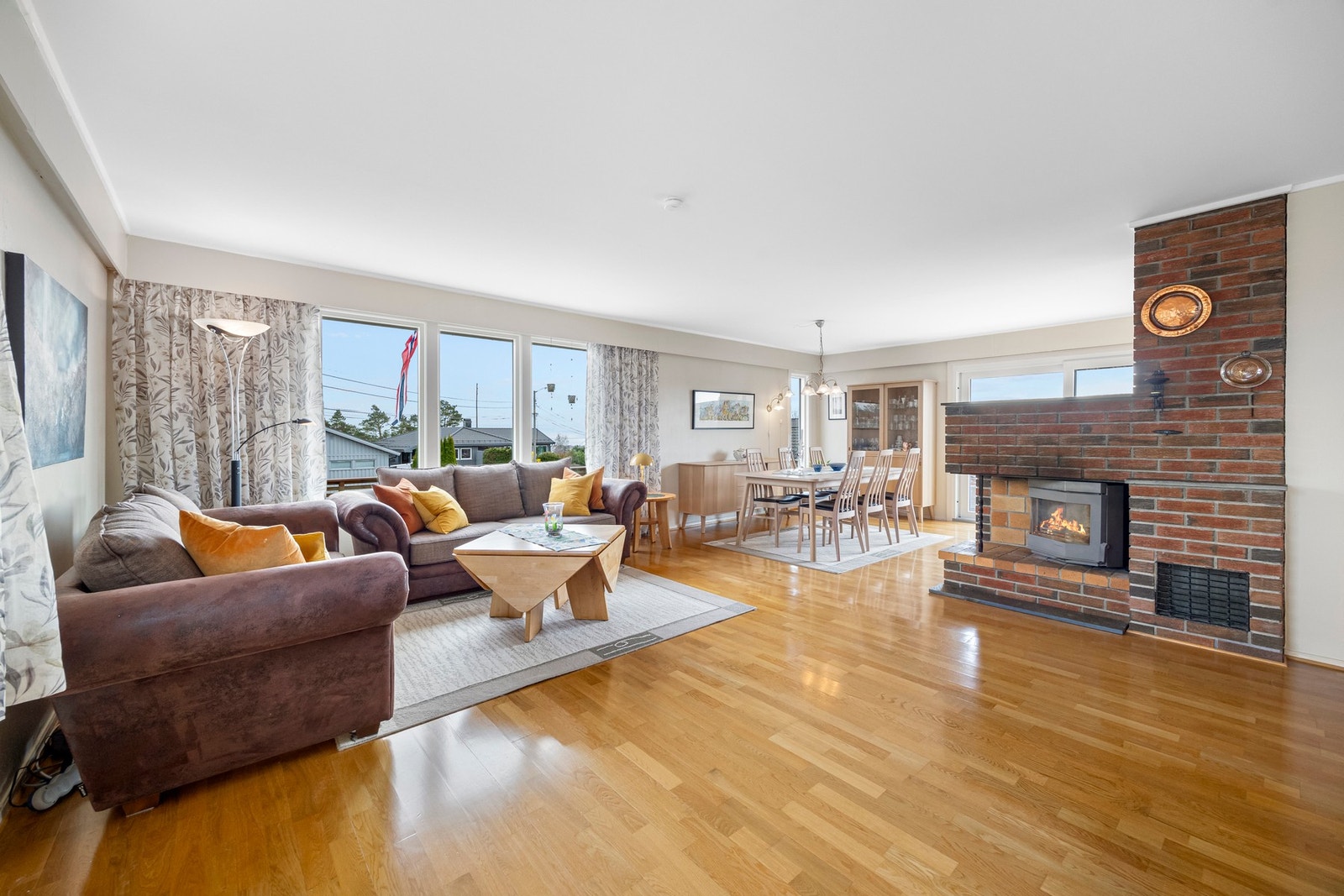 Det har blitt satt inn peisinnsats i gruepeisen for en mer effektiv fyring. Det er også montert varmepumpe i trappegangen (2016) Galleribilde