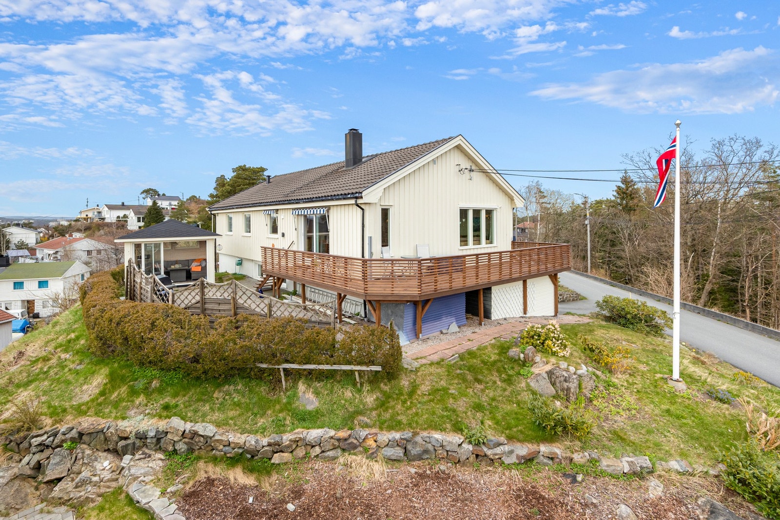 Boligen er godt vedlikeholdt og har nyere kledning med etterisolerte vegger og nye vinduer på tre sider (fra 2011 - 2022). Ny terrasse 2022 Galleribilde