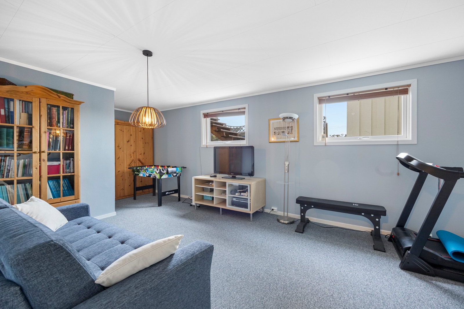 Romslig kjellerstue, perfekt til tv-stue for barna. Rommet ble pusset opp i 2023. Bodrom innerst i stua Galleribilde