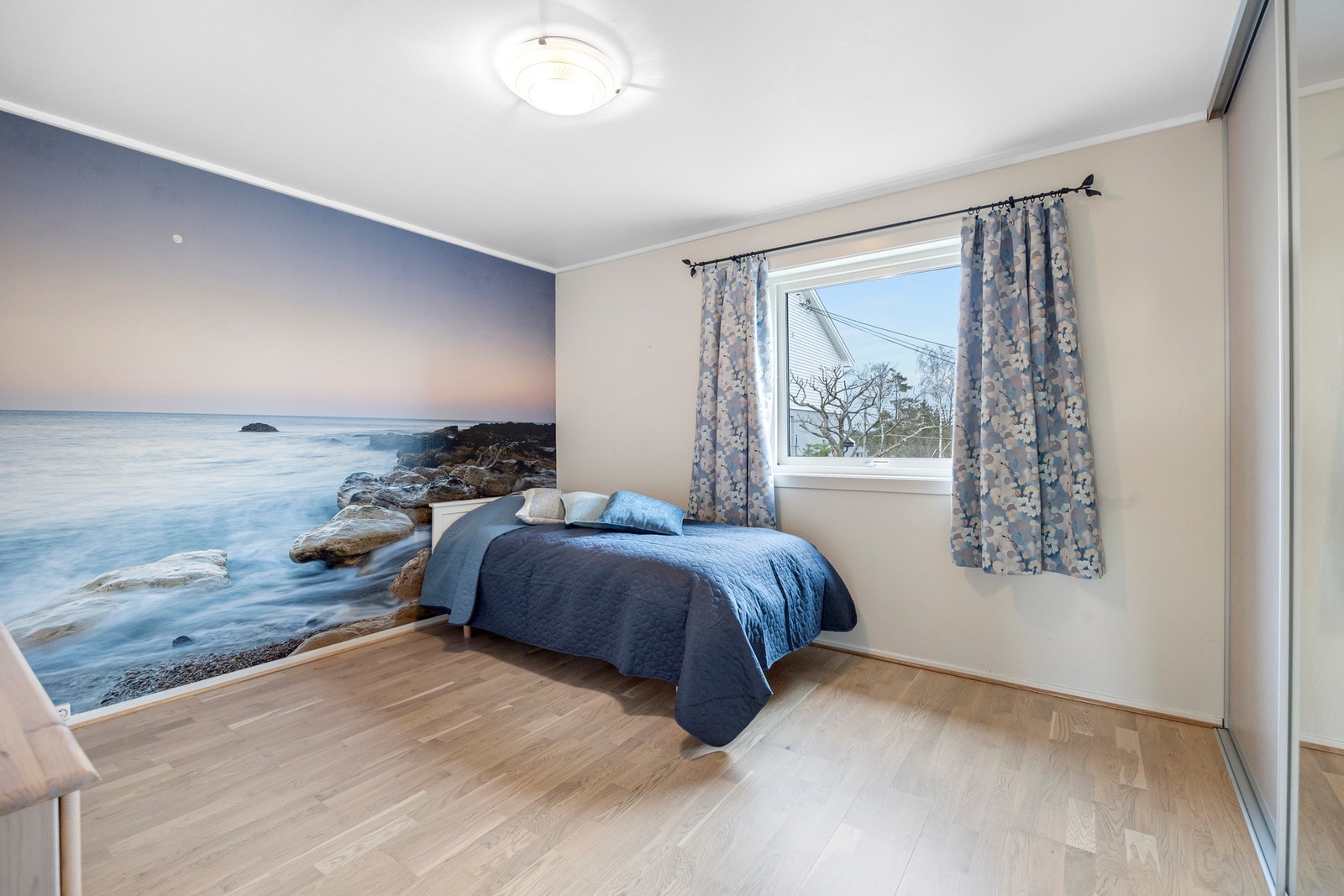 Hovedsoverommet har god plass til dobbeltseng, nattbord og kommode Galleribilde