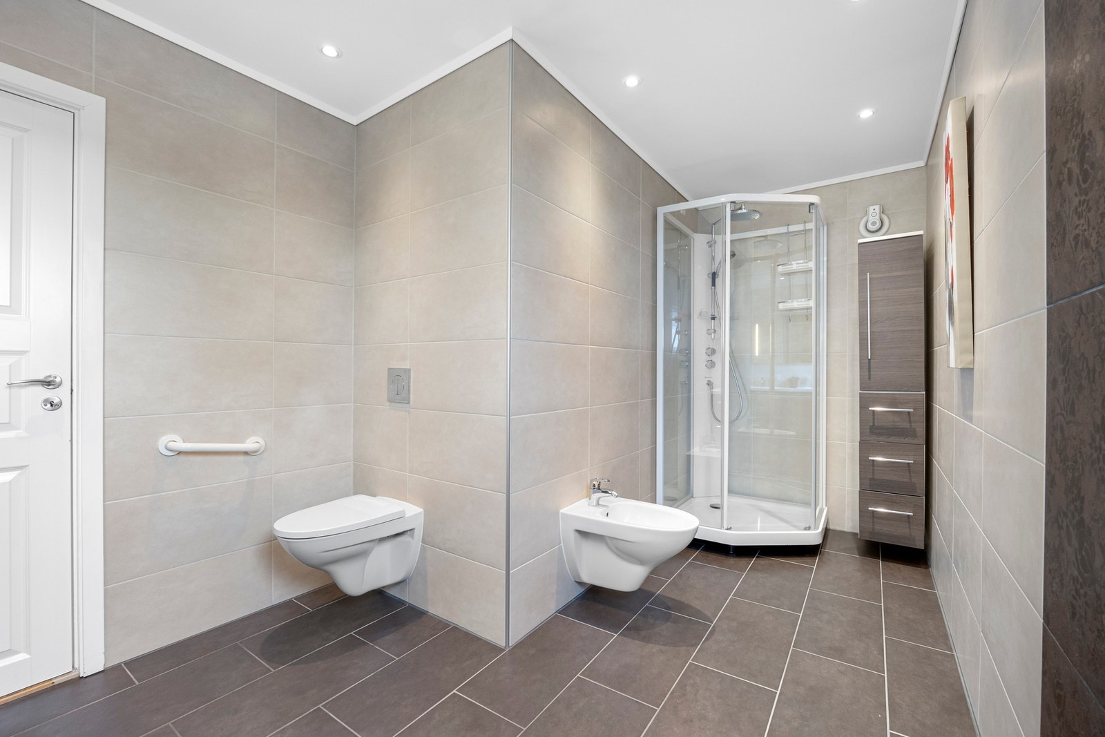 Badet ble utvidet når det ble pusset opp. Plass til ekstra lagring/stellebord Galleribilde