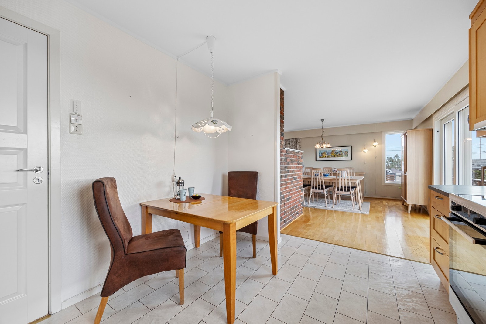 Det er markise over kjøkkenvinduer og terrassedøren Galleribilde