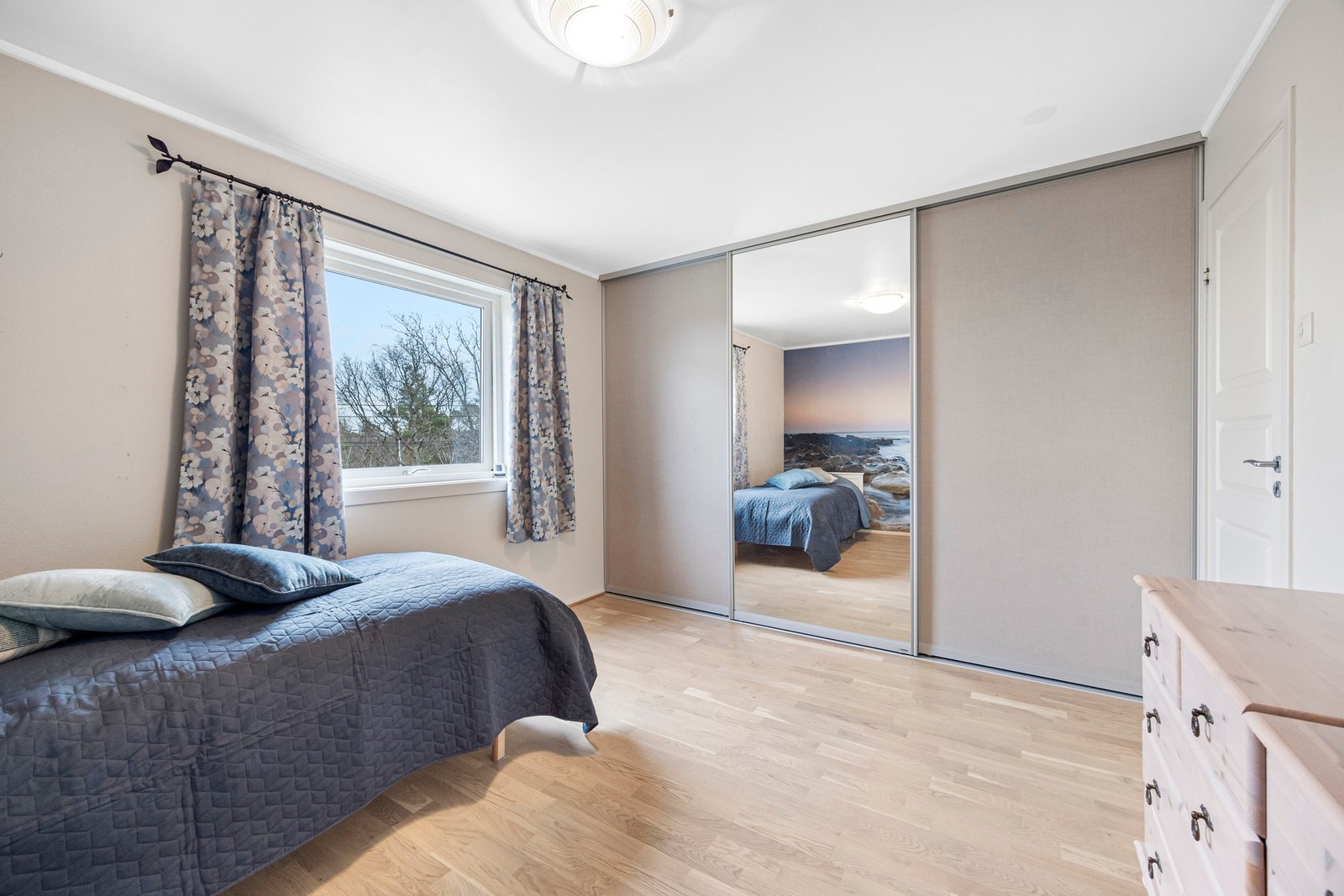 Det er også en stor skyvedørsgarderobe fra Amiga i rommet Galleribilde