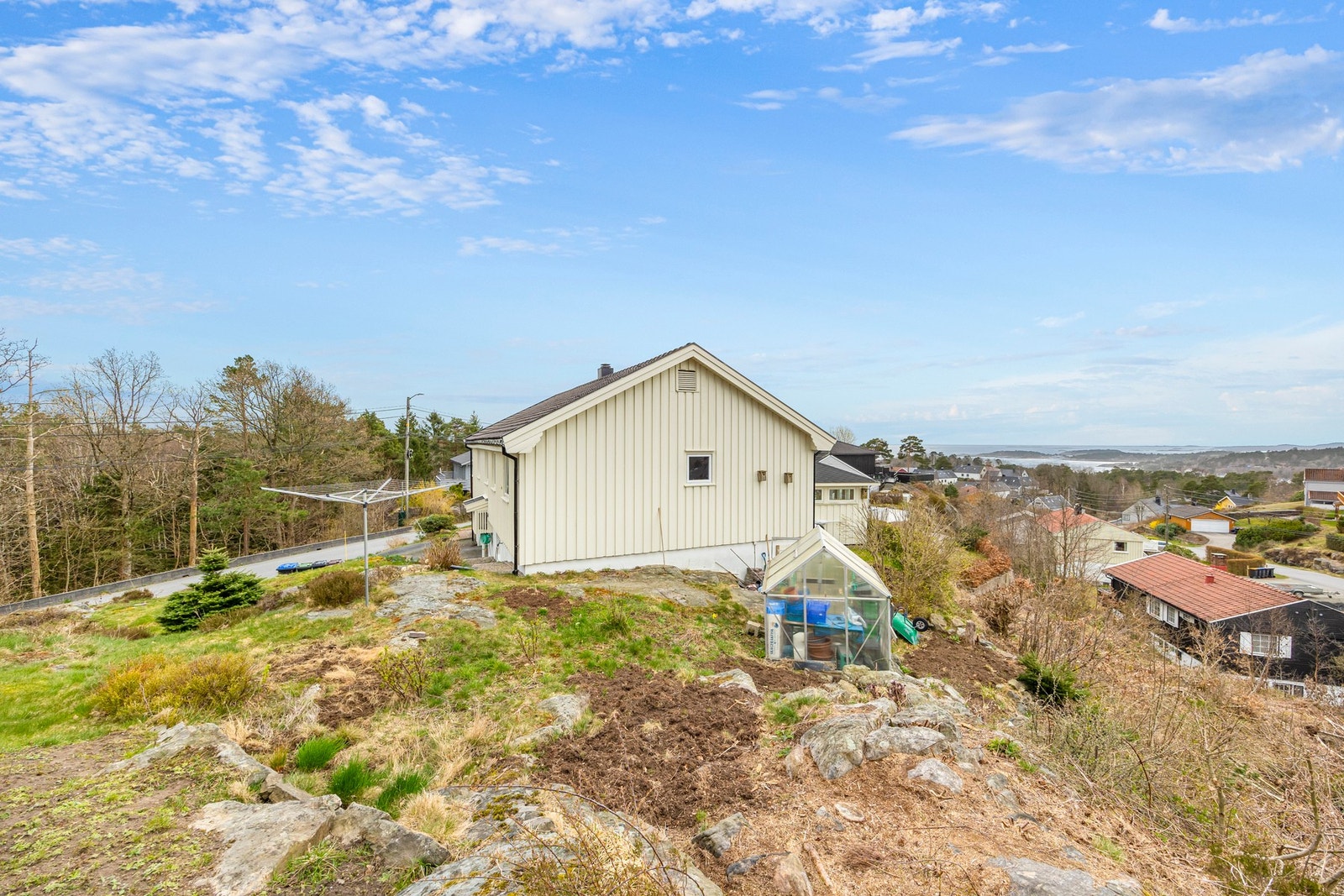 Eiendommen består av mye naturtomt og plen som gir gode mulighet for kjøkkenhage, drivhus etc. Kanskje du ønsker en platting på utsiktspunktet? Galleribilde