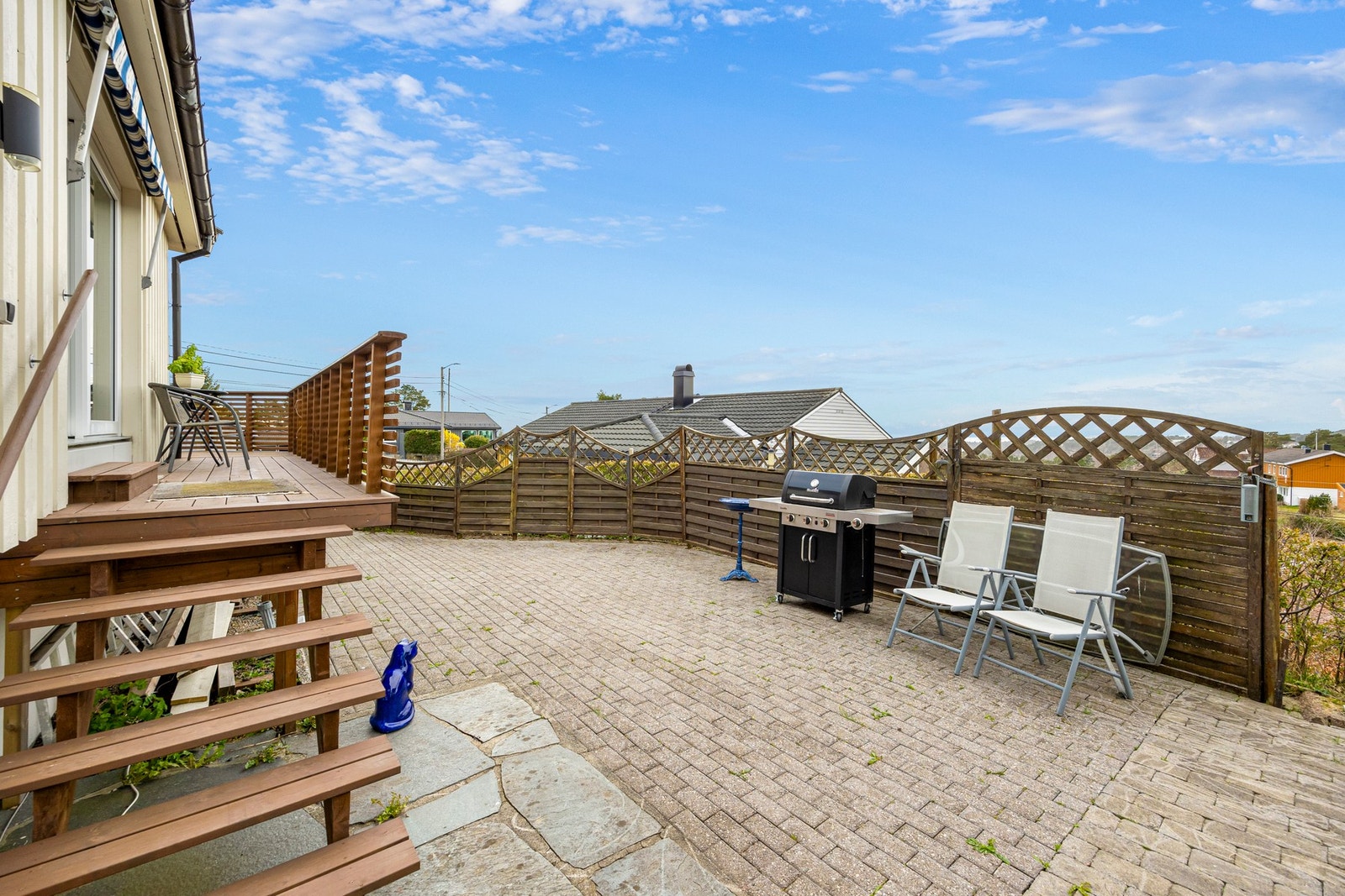 Hyggelig uteplass på vestsiden av huset uten innsyn Galleribilde