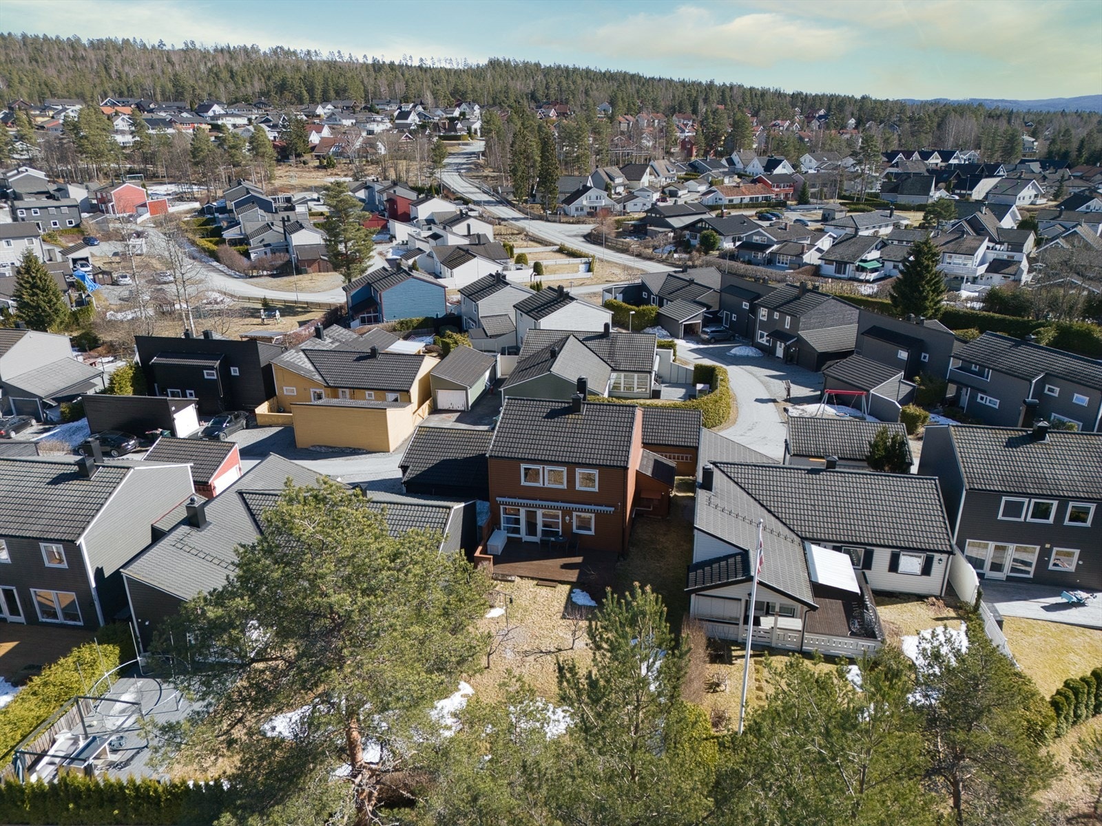 Eiendommen har en fin beliggenhet i et rolig, attraktivt og barnevennlig boligområde. Galleribilde