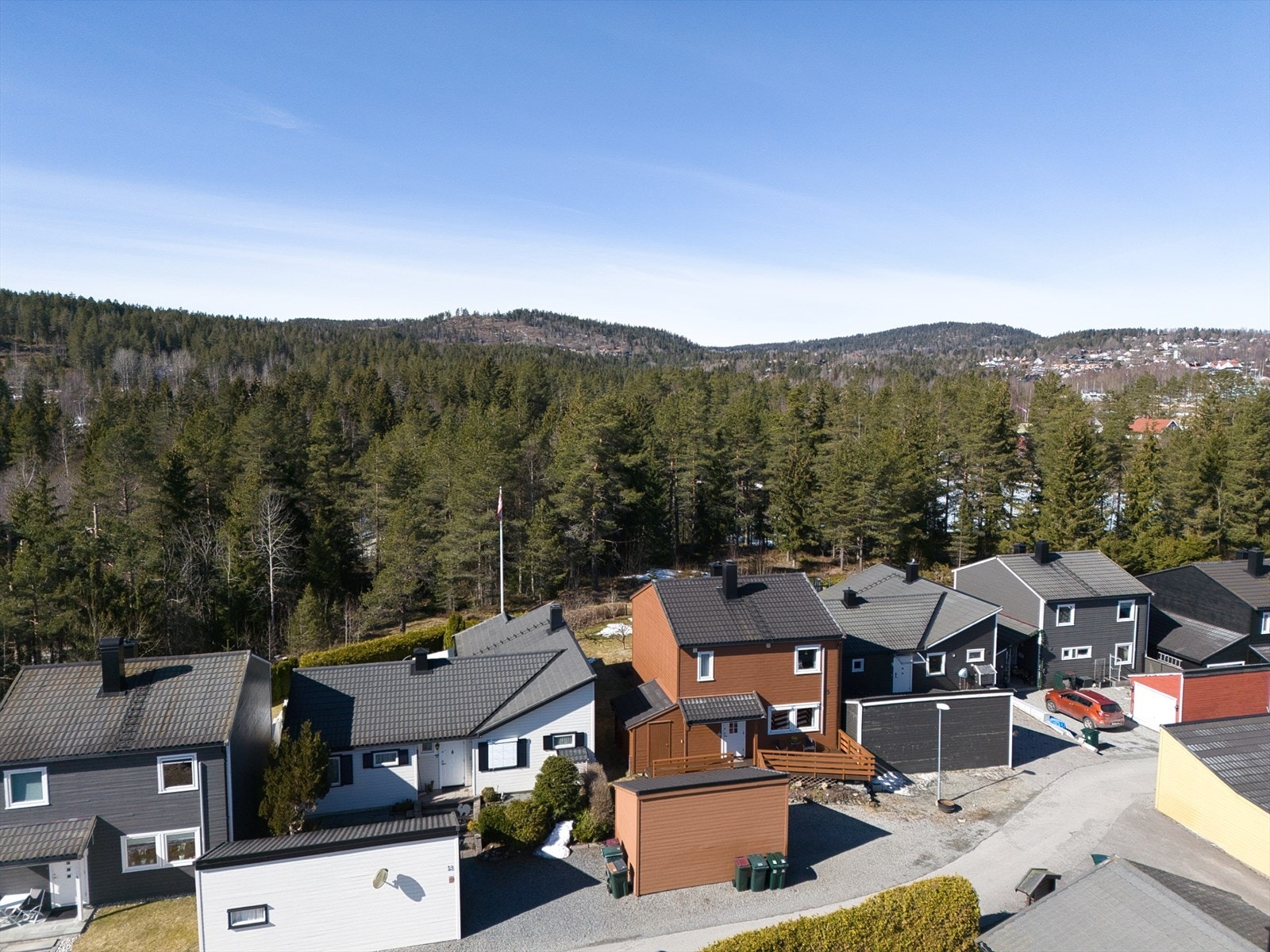 Fasade med inngangsparti, nært til barnehage, barneskole og idrettsanlegg. Galleribilde